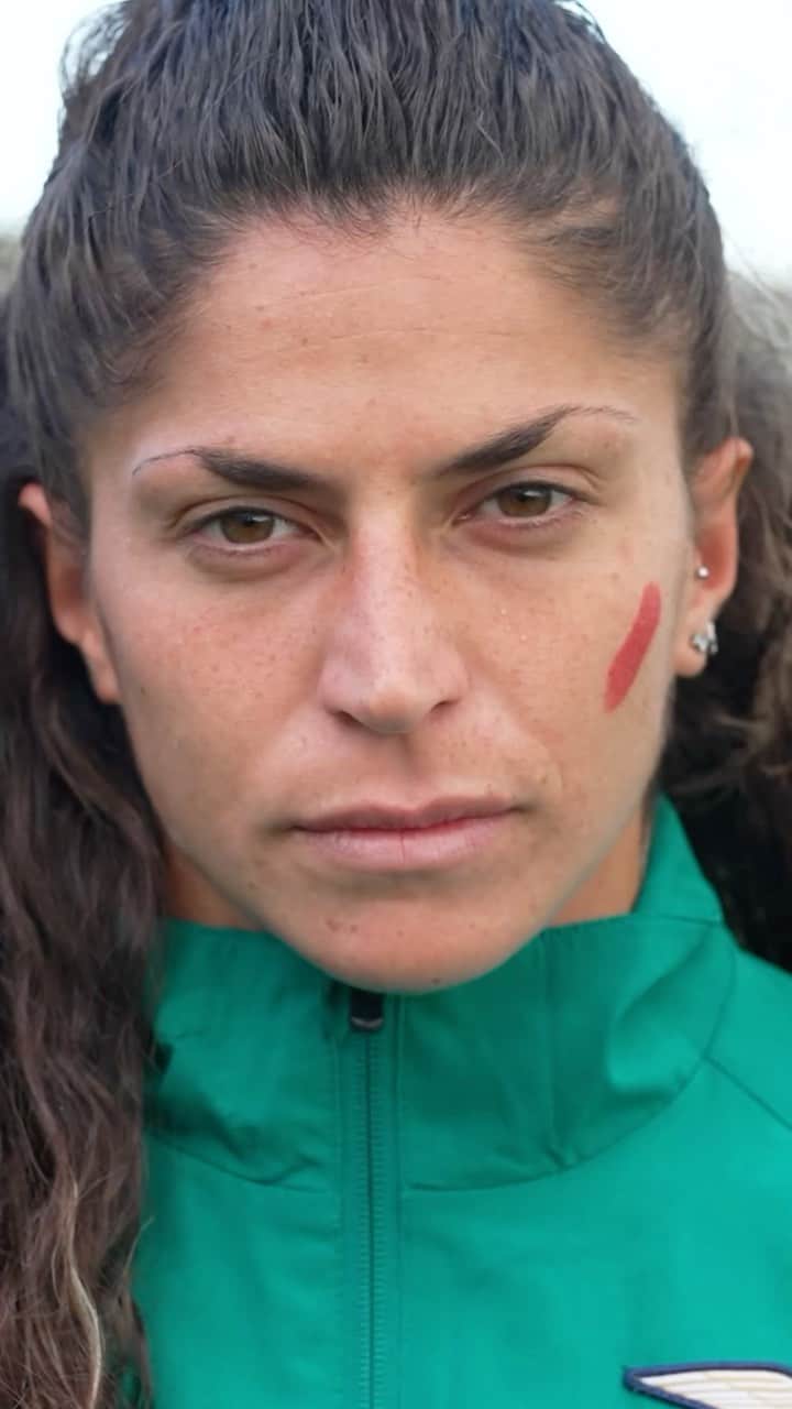 SSラツィオのインスタグラム：「Chi ti vuole bene non ti ferisce. Non ti mente. Non ti usa. Non ti tradisce. Perché prima ancora di amarti  Ti rispetta  #UNROSSOALLAVIOLENZA」