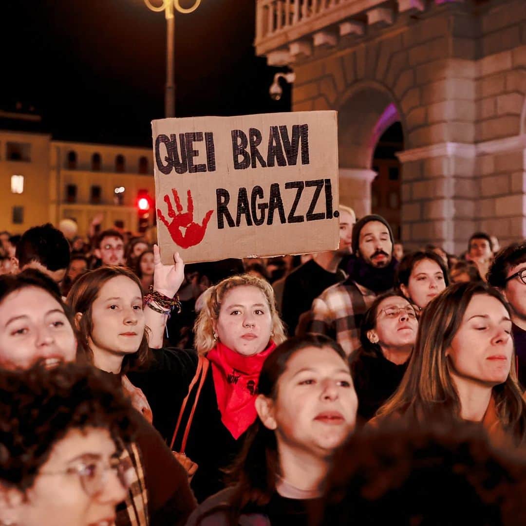 クラウディオ・マルキジオのインスタグラム：「È un bravo ragazzo! Non farebbe mai una cosa simile! Eppure nell'ultimo anno in Italia per 14.448 volte, donne vittime di violenza hanno varcato le porte di un pronto soccorso.  L’amore come possesso, l’idea assurda che delle donne si possa e si debba disporre a proprio piacimento. La convinzione che una donna possa essere privata della possibilità di scegliere, di fare progetti, di sognare, a meno che quei sogni, quei progetti, quelle scelte non coincidano con i nostri, proprietari della loro quotidianità e della loro intimità, padroni della loro vita e della loro morte.    Ben vengano leggi più attente e severe, ma le leggi da sole non bastano, se non cambia la cultura e non proviamo a trovare nuovi modi di  educarci all’amore e alla relazione. Di imparare a vivere rapporti pieni e rispettosi, ne abbiamo bisogno noi adulti quanto i nostri ragazzi, che di questo vuoto educativo ne pagano le conseguenze, spesso con la vita. L'educazione è la vera sfida da affrontare, ma facciamolo in fretta, per Giulia e per tutte le donne vittime di violenza, perché non ci sia più un’altra tragedia a ricordarcelo. #25novembre #èsempre25novembre」