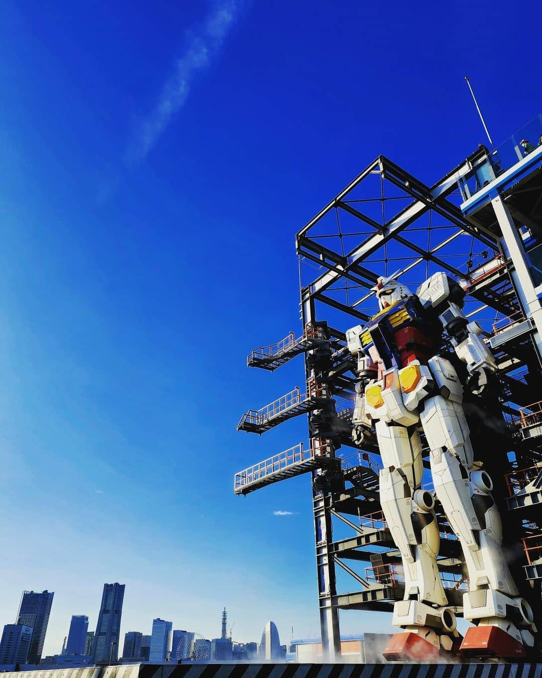 横浜市のインスタグラム：「Standing with the Yokohama skyline 🤖 Photo: @rh123rher  #myyokohama   #yokohama #darlingescapes #beautifuldestinations #artofvisuals #somewheremagazine #discoverglobe #travelawesome #passionpassport #lovejapan #explorejapan #japanlife #japanfocus #japan_vacations #japanrevealed #よこはま #ヨコハマ #横浜」