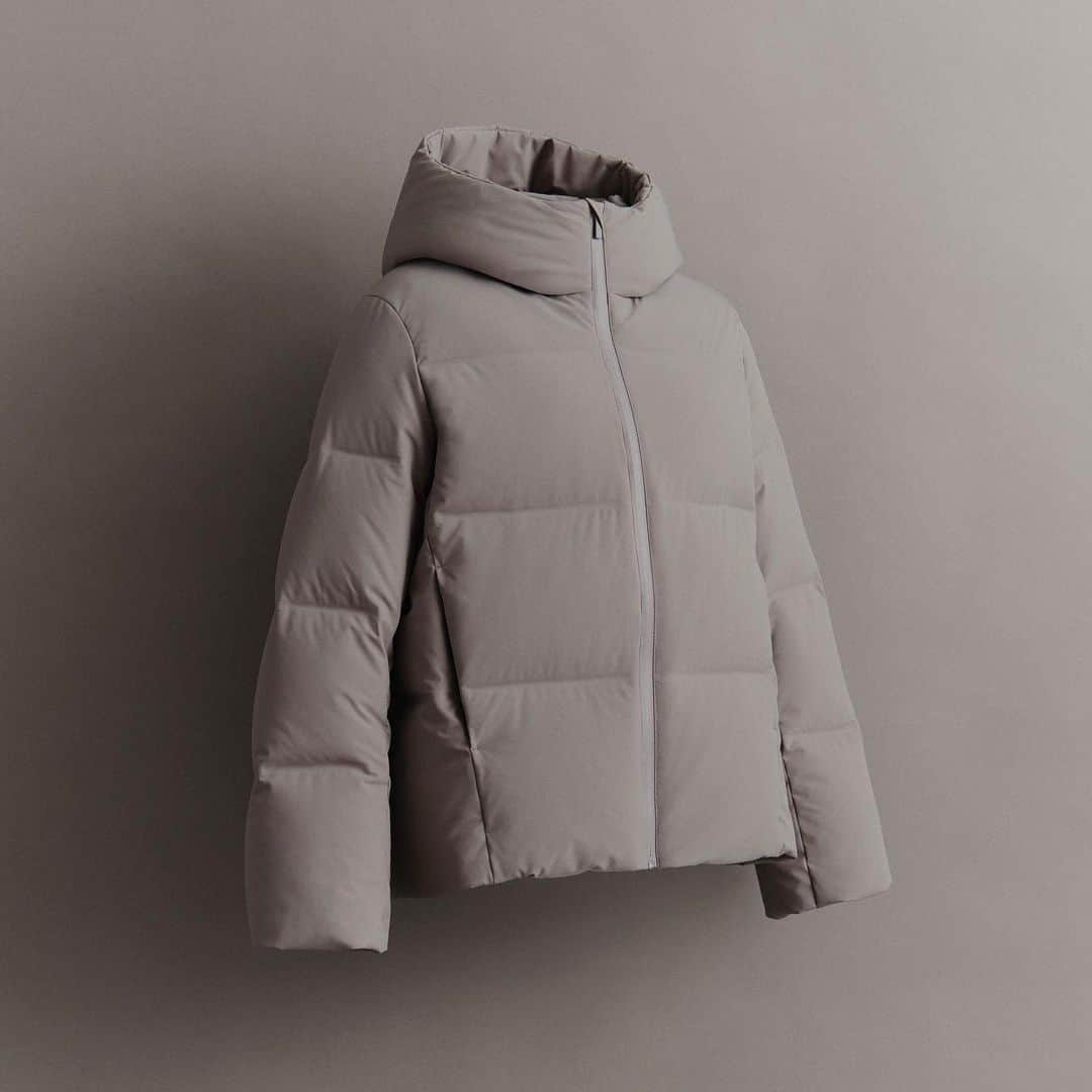 ユニクロのインスタグラム：「Up to now, the main concerns of down jackets have been loose feathers from the seams and intrusion of cold air. To solve this issue, we created a quilt with high wind resistance and made it seamless* by creating space for the down by thermo-compression instead of stitching. *Excluding the sides, sleeves, shoulders, and hood.   460920 Seamless down parka 459624 Seamless down parka (3D cut)   #UNIQLOMasterpiece #Masterpiece #UniqloDown #UNIQLO #LifeWear」