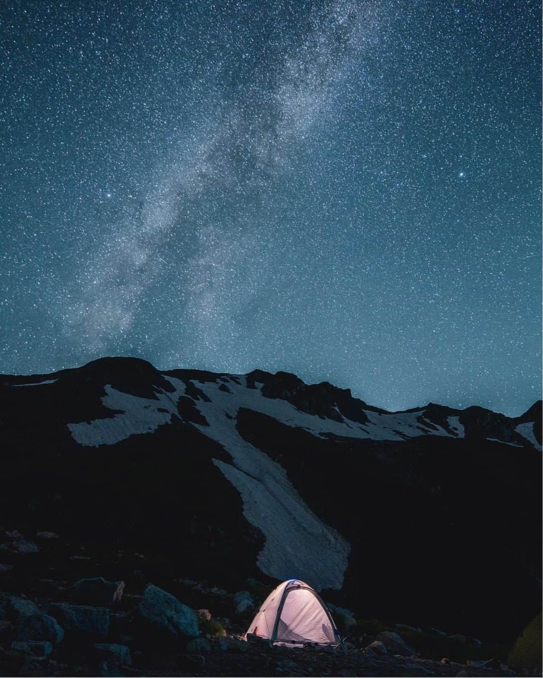 登山*トレッキング*アウトドア『.HYAKKEI』さんのインスタグラム写真 - (登山*トレッキング*アウトドア『.HYAKKEI』Instagram)「日の出を見てから登る朝の山も堪まりませんが、一日の終わりに星空を眺めながら夜を堪能するのも登山の醍醐味ですよね。その日の疲れもじんわり癒されます。 ということで今回お届けするのは、星空が美しく見える山【西日本編】です。 これからさらに夜の気温が下がっていきますので、万全の装備と準備でお出かけくださいね。 詳細は下記の通りです。  1. 剣岳／富山県 2. 立山／富山県 3. 石鎚山／愛媛県 4. 大天井岳／長野県 5. 燕岳／長野県  Special thanks！ 1. @tomotech54 さん 2. @yumika0121さん 3. @koichi_m さん 4. @mbrg_aju さん 5. @saitomokiti さん  #hyakkeime #登山 #トレッキング #山登り #星空 #夜空 #絶景 #心躍る景色」11月25日 18時00分 - hyakkei_me