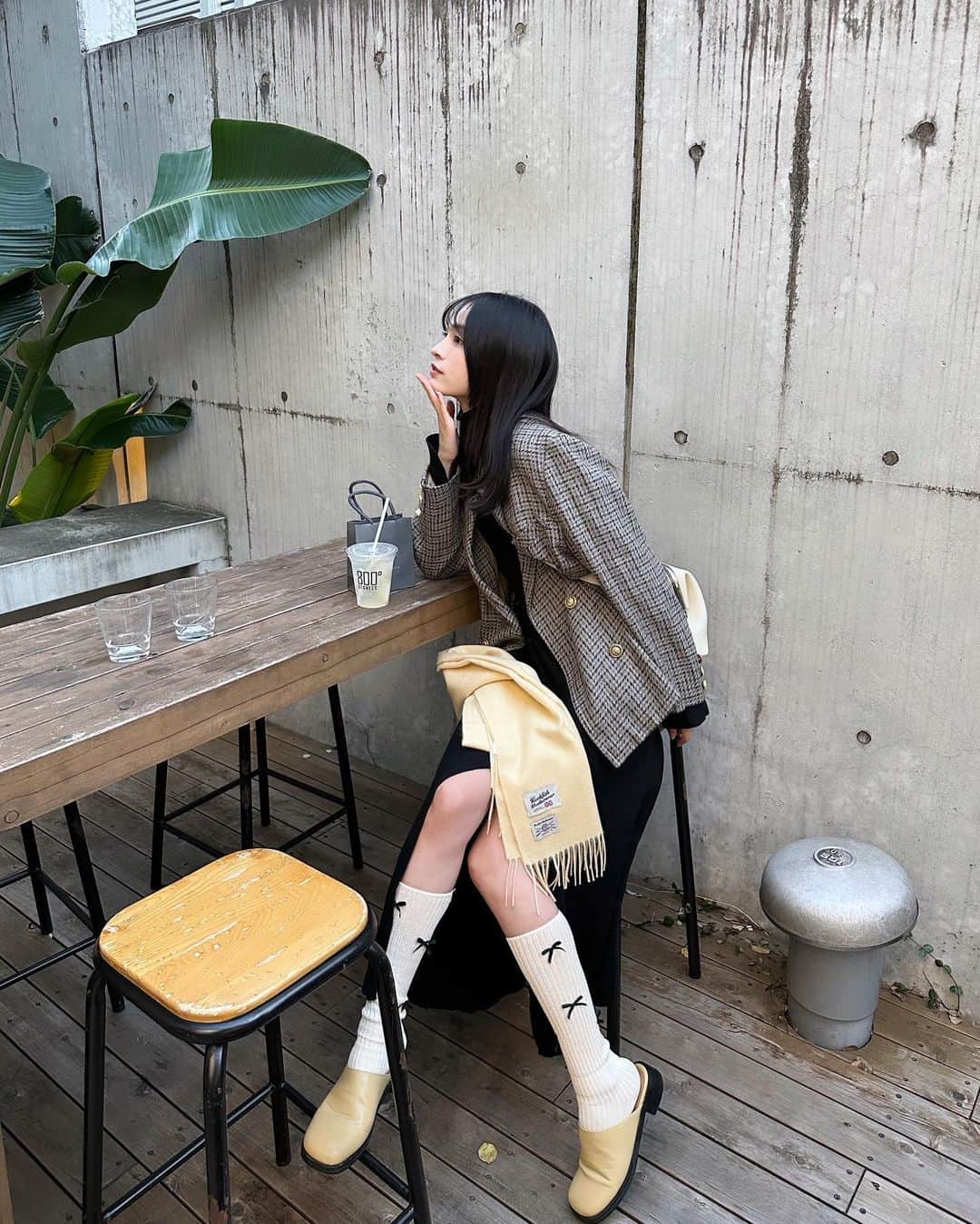 大谷凜香のインスタグラム：「先日の渡韓で出会ったお気に入りたち🎀 ずっと気になっていたrockfishのマフラー!!! 探し回って見つけたリボンソックス!!!」