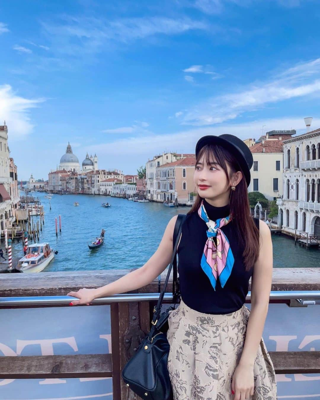 日野礼香のインスタグラム：「𝐕𝐄𝐍𝐈𝐂𝐄 𝐓𝐑𝐈𝐏 𝐃𝐀𝐘 𝟐🇮🇹  アカデミア美術館前の景色が1番お気に入り🤍  ２日目はヴェネチアグルメも満喫しました✨ 画像2枚目はこの辺りで有名なアペロールというカクテル オレンジ系のカクテルです✨ 3枚目は美味しそーと思って頼んだら 砂糖感強すぎて甘すぎたコロネ 4枚目は海鮮が有名なのでイカ墨パスタ！ 5枚目のティラミスも美味しかったー🤤  #italy #italytravel #venice #venicetravel #trip #travel #tripstagram #travelstagram #japanesegirl #italytrip #イタリア #イタリア旅行 #ベネチア #ヴェネチア #海外旅行 #旅好き #旅好き女子 #タビジョ #旅スタグラム #グルメ旅 #イタリアン #食べスタグラム」