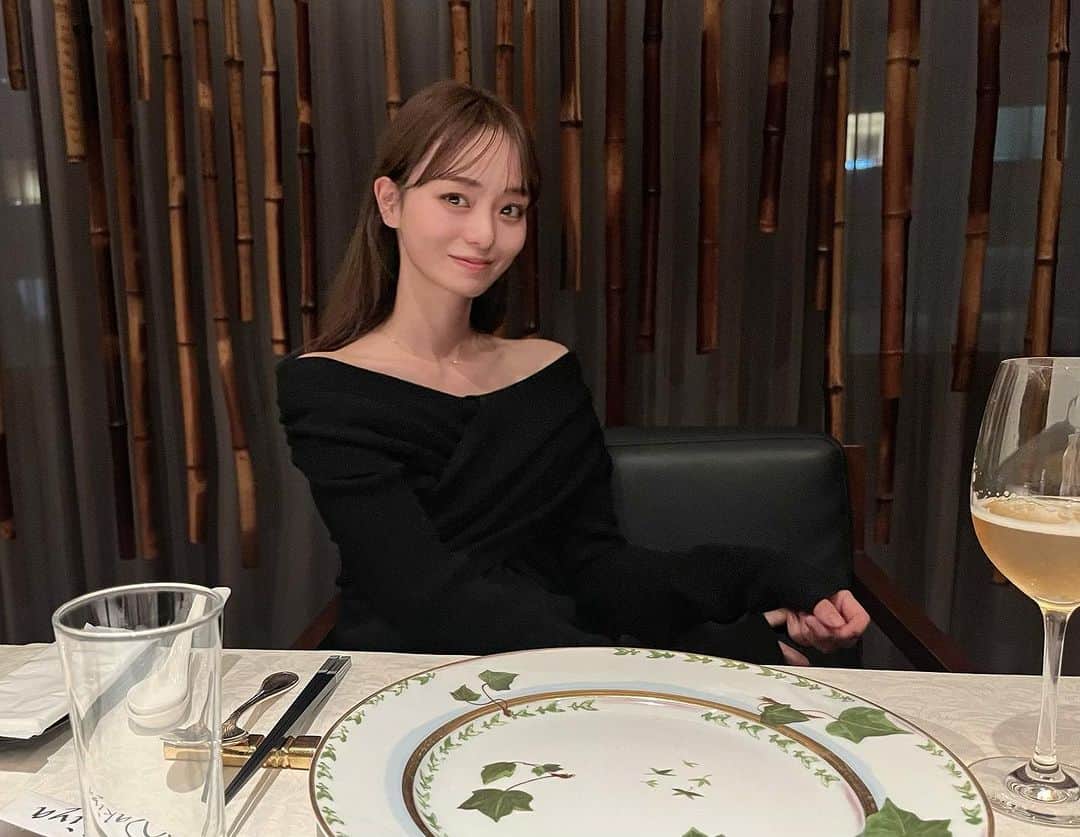 丸林広奈のインスタグラム：「先日の勤労感謝は日々おつかれさまと、夫とdinnerへ🥂いつもありがとう☺️  その後開運招福・商売繁盛を願い熊手を買いに大鳥神社の酉の市へ🙏 威勢の良い掛け声で三本締めをしていただいてパワーを貰いました✨ またお互い頑張りましょう😎🤍」