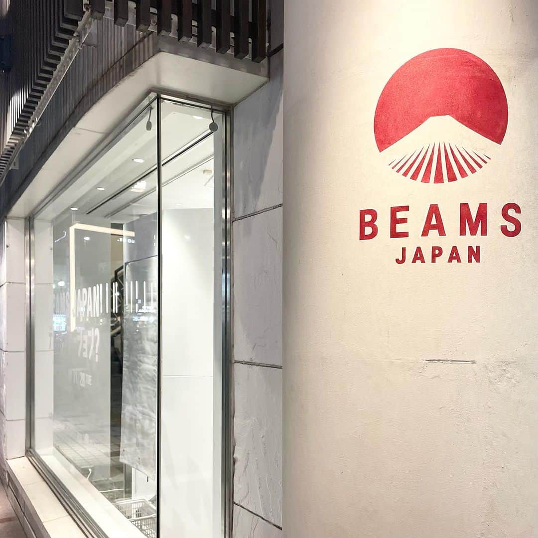 BEAMS JAPANさんのインスタグラム写真 - (BEAMS JAPANInstagram)「＜BEAMS JAPAN テレポーテーション＞  アバターで出雲と日光を楽しもう！ 『BEAMS JAPAN テレポーテーション？』を開催します。  この度、「ビームス ジャパン新宿」にて、〈渡邉英徳研究室〉と〈Pocket RD〉がコラボレーションした、写真没入VRシステムでアバターを使って出雲・日光の地を体験できる「体験展示」を実施します。  『BEAMS JAPAN テレポーテーション』は、日本の魅力を発信する〈BEAMS JAPAN〉が推進する地域共創型の出店プロジェクト『ビームス ジャパン ゲート ストア プロジェクト』の出店エリアである、出雲、日光の魅力を、東京・新宿からも体験できるようにした、期間限定のイベントです。  イベント期間中は、「ビームス ジャパン 出雲」「ビームス ジャパン 日光」の店舗限定のポーチやトートバッグをはじめ、地元の土産物など、普段各店でしか買えないアイテムを特別にご用意するほか、〈渡邉英徳研究室〉、〈Pocket RD〉のコラボレーションの写真没入VRシステムによる「観光体験」コーナーを設置。3Dスキャナー「AVATARIUM」で、全身撮影を行い、10分ほどでアバターを作成。アバター作成後、出雲や日光の風景に自分そっくりのアバターを投入することで、没入体験を楽しめます。  「ビームス ジャパン」で出雲・日光の魅力をお楽しみください。  ※AVATARIUMでの撮影、店内モニターでの没入体験は、あわせて20分程度となります。 ※混みあう場合は、お待ちいただく、あるいは整理券を配布する可能性がございます。  【渡邉英徳研究室】 東京大学大学院 情報学環の渡邉英徳研究室では，デジタルアーカイブ，情報デザイン，データビジュアライゼーションなどの研究を行なっています。これまでに『ヒロシマ・アーカイブ』『東日本大震災アーカイブ』『忘れない：震災犠牲者の行動記録』『ウクライナ衛星画像マップ』『戦災VR』などを発表しています。  【AVATARIUM（アバタリウム）】 全身を 3D スキャナーで撮影し、完全自動でオリジナルアバターの作成ができるアバタープラットフォームです。ユーザーは、作成したアバターを専用アプリでカスタマイズしたり、ゲーム、エンタメコンテンツなどに連携して遊ぶことができます。  ■開催日程     11月17日（金）～11月28日（火）  ■開催店舗     ビームス ジャパン（新宿1F）  ●お問い合わせ電話番号 BEAMS JAPAN 1F 03-5368-7314  ーーーーーーーーーーーーーーーーーーーーーー  #beams  #beamsjapan  #beamsjapan1st  #ビームス #ビームスジャパン #日本製 #madeinjapan #日本の銘品 #東京大学大学院情報学環渡邉英徳研究室  #PocketRD  #AVATARIUM  #avatar  #アバター  #teleportation  #テレポーテーション  #ビームスジャパン出雲  #ビームスジャパン日光  #PR」11月25日 17時56分 - beams_japan