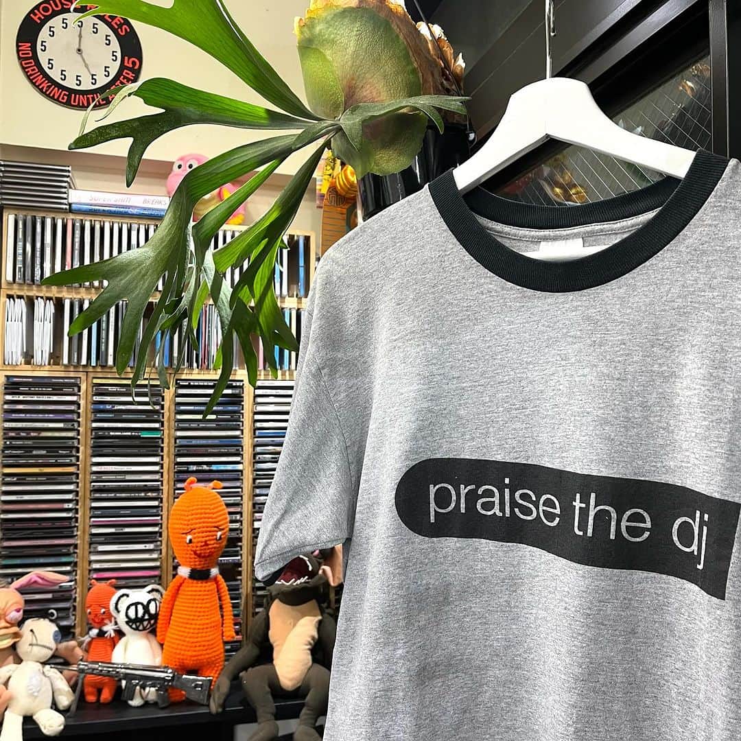 ジャムルさんのインスタグラム写真 - (ジャムルInstagram)「. 1990's〜 praise the dj / PUSAKA（TOMMY BOY）  HIP HOPでお馴染みのNYの老舗名門レーベル、TOMMY BOY。 そんなTOMMY BOYがNYハード・ハウスのムーブメントに乗って1997年に立ち上げたダンスミュージックに焦点を当てたラインがSILVER LABELになります。  こちらはそのSILVER LABELから1999年にリリースされたPUSAKA名義による 「PRAISE THE DJ」のプロモTシャツになります。 グレーに黒のトリム、シンプルなデザインと四つ打ちハードハウスらしくスタイリッシュな1枚です。  WEB SHOPに入荷しています。 是非ご覧ください。 jammru.com . . #tommyboy  #jammru_tee  #fashion  #streetstyle #streetfashion  #vtg #vintage  #used  #usedclothing #70s #80s #90s #古着 #古着屋 #tshirt #tee #vintagetshirt #vintagetee #bandtee #vintagebandshirt  #vintagebandtee #bandtshirt」11月25日 17時56分 - jammru