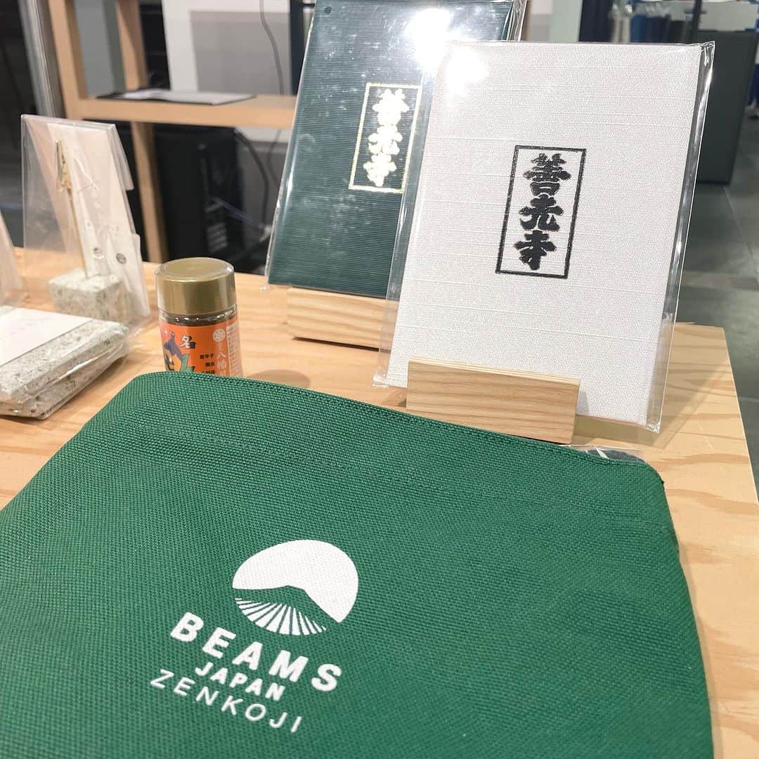 BEAMS JAPANさんのインスタグラム写真 - (BEAMS JAPANInstagram)「＜BEAMS JAPAN テレポーテーション＞  アバターで出雲と日光を楽しもう！ 『BEAMS JAPAN テレポーテーション？』を開催します。  この度、「ビームス ジャパン新宿」にて、〈渡邉英徳研究室〉と〈Pocket RD〉がコラボレーションした、写真没入VRシステムでアバターを使って出雲・日光の地を体験できる「体験展示」を実施します。  『BEAMS JAPAN テレポーテーション』は、日本の魅力を発信する〈BEAMS JAPAN〉が推進する地域共創型の出店プロジェクト『ビームス ジャパン ゲート ストア プロジェクト』の出店エリアである、出雲、日光の魅力を、東京・新宿からも体験できるようにした、期間限定のイベントです。  イベント期間中は、「ビームス ジャパン 出雲」「ビームス ジャパン 日光」の店舗限定のポーチやトートバッグをはじめ、地元の土産物など、普段各店でしか買えないアイテムを特別にご用意するほか、〈渡邉英徳研究室〉、〈Pocket RD〉のコラボレーションの写真没入VRシステムによる「観光体験」コーナーを設置。3Dスキャナー「AVATARIUM」で、全身撮影を行い、10分ほどでアバターを作成。アバター作成後、出雲や日光の風景に自分そっくりのアバターを投入することで、没入体験を楽しめます。  「ビームス ジャパン」で出雲・日光の魅力をお楽しみください。  ※AVATARIUMでの撮影、店内モニターでの没入体験は、あわせて20分程度となります。 ※混みあう場合は、お待ちいただく、あるいは整理券を配布する可能性がございます。  【渡邉英徳研究室】 東京大学大学院 情報学環の渡邉英徳研究室では，デジタルアーカイブ，情報デザイン，データビジュアライゼーションなどの研究を行なっています。これまでに『ヒロシマ・アーカイブ』『東日本大震災アーカイブ』『忘れない：震災犠牲者の行動記録』『ウクライナ衛星画像マップ』『戦災VR』などを発表しています。  【AVATARIUM（アバタリウム）】 全身を 3D スキャナーで撮影し、完全自動でオリジナルアバターの作成ができるアバタープラットフォームです。ユーザーは、作成したアバターを専用アプリでカスタマイズしたり、ゲーム、エンタメコンテンツなどに連携して遊ぶことができます。  ■開催日程     11月17日（金）～11月28日（火）  ■開催店舗     ビームス ジャパン（新宿1F）  ●お問い合わせ電話番号 BEAMS JAPAN 1F 03-5368-7314  ーーーーーーーーーーーーーーーーーーーーーー  #beams  #beamsjapan  #beamsjapan1st  #ビームス #ビームスジャパン #日本製 #madeinjapan #日本の銘品 #東京大学大学院情報学環渡邉英徳研究室  #PocketRD  #AVATARIUM  #avatar  #アバター  #teleportation  #テレポーテーション  #ビームスジャパン出雲  #ビームスジャパン日光  #PR」11月25日 17時57分 - beams_japan