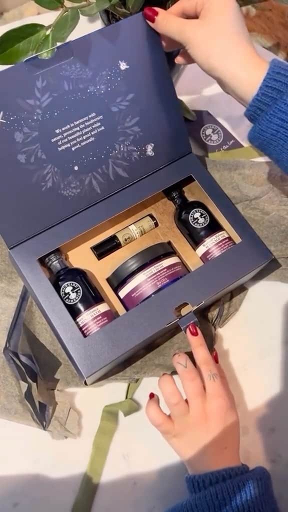 のインスタグラム：「Embrace the gift of harmony with our Women’s Balance Harmonising Collection ⚖️✨   Nourish your wellbeing and restore harmony with the soothing aromas of rose, geranium and frankincense, helping to bring balance throughout the body’s natural cycles and rhythms.  This gift contains.. ✨Women’s Balance Foaming Bath  ✨Women’s Balance Massage Oil  ✨Women’s Balance Body Cream  ✨Women’s Balance Remedies to Roll   Treat yourself or a loved one to the essence of self-care this Christmas season. 🎁🌟」