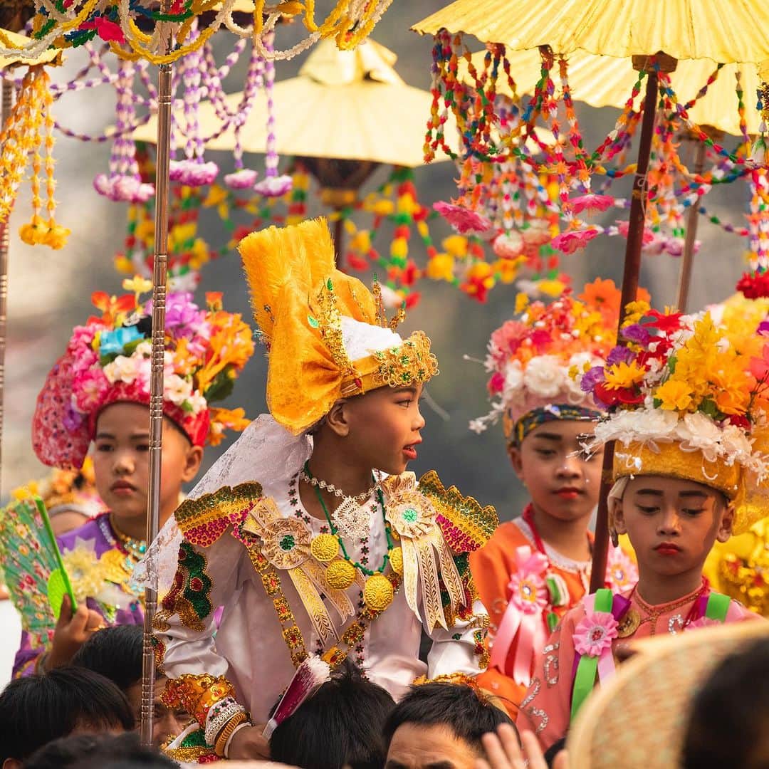 タイ国政府観光庁のインスタグラム：「. ༉‧₊˚ 🇹🇭わざわざ行きタイ旅！ ⠀ ⋯⋯⋯⋯⋯⋯⋯⋯⋯⋯⋯⋯✈  毎週土曜日は、まだあまり知られていないタイのお祭りをご紹介♪   今回はタイ北部で行われる托度式「ポイ・サン・ロン」に注目✨  北部に暮らすタイ・ヤイ族（シャン族）の少年たちは、9～10歳になると揃って出家するのがしきたりです👦 毎年3〜4月の３日間に渡り、村をあげてこれを祝う托度式（出家セレモニー）を、ポイ・サン・ロンといいます💡  “サンロン”とは、僧侶になる前の身分を表す言葉🙏 子供たちは頭を丸刈りにし、晴れやかな衣装を纏って、馬や大人の肩車に乗りながら、守り神の祠や家々を訪ね歩きます💨　サンロンを家に招くと幸福がもたらされるとされ、家主はお菓子などをあげて、共に出家を祝います🍭👏  メーホンソーン市内では200人以上の子供たちが参加し、盛大なお祭りに🕊　またパーイ市のポイ・サン・ロンも、観光客の見学が可能です🙆‍♀️  ☆「行ってみたい！」：いいね❤をタップ ★「参考になった！」：保存ボタン🔖をタップ  #タイ #メーホンソーン #ポイサンロン #タイ文化 #タイ伝統 #タイエンタ #タイ祭り #タイのお祭り #ローカル体験 #今こそタイへ #こんなタイ知らなかった #もっと知りタイ #はじめてのタイ #タイ旅行 #メーホンソーン旅行 #旅好きな人と繋がりたい #thailand #maehongson #maehongsontrip #poisanglong #thaifestival #thailandfestival #thaiculture #thainess #amazingthailand #thailandtravel #thailandtrip #thaistagram #lovethailand #amazingnewchapters」