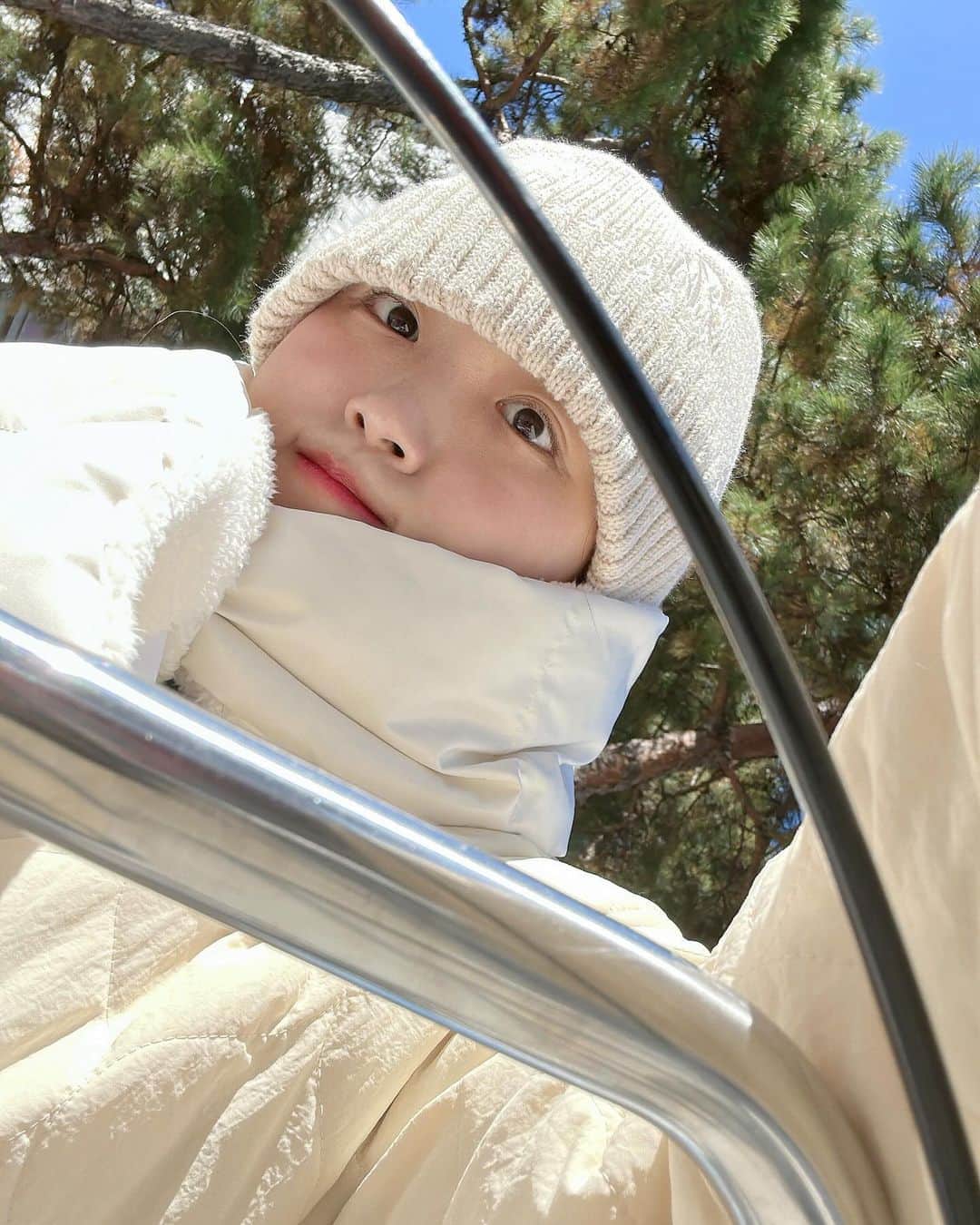 などちゃん（이선형／イソンヒョン）のインスタグラム：「☃️혹시 제가 한파인 줄 알고 눈사람으로 나왔다가 생각보다 안 추워서 당황한 사람처럼 보이시나요❄️」