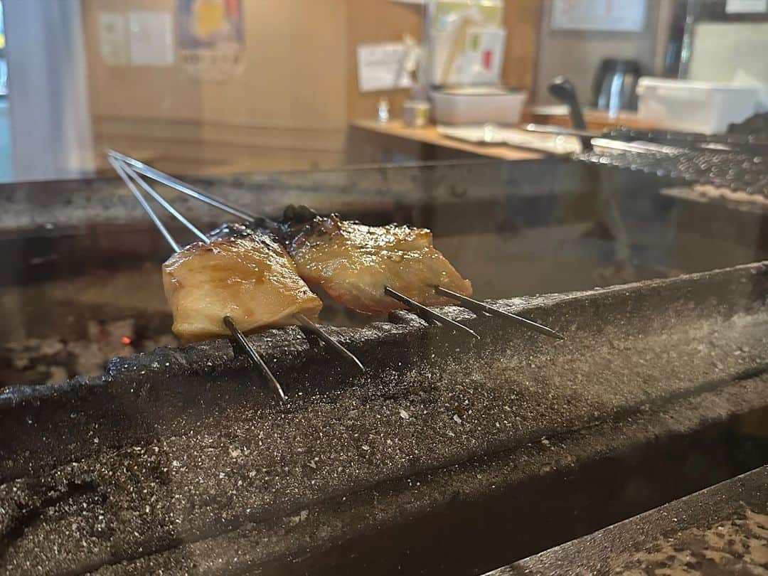 新田朝子さんのインスタグラム写真 - (新田朝子Instagram)「伊東の思いで、そのに🌊🐟 美味しすぎて涙出そうになった、定食ランチ。  しかも、お手頃。導かれるように二日連続お邪魔しました。魚で出汁をとったであろう味噌汁も美味。日本食って食材の味を最大限活かしてシンプルに作られていて、改めてすごいなぁと感じました。  エルサレムからこの写真眺めていると、感極まる..  #伊東 #静岡 #伊東グルメ #焼き魚定食 #時差投稿 #旬の味たなか #ito #shizuoka #japan #japanesefood #seafood」11月25日 18時01分 - asako.nitta