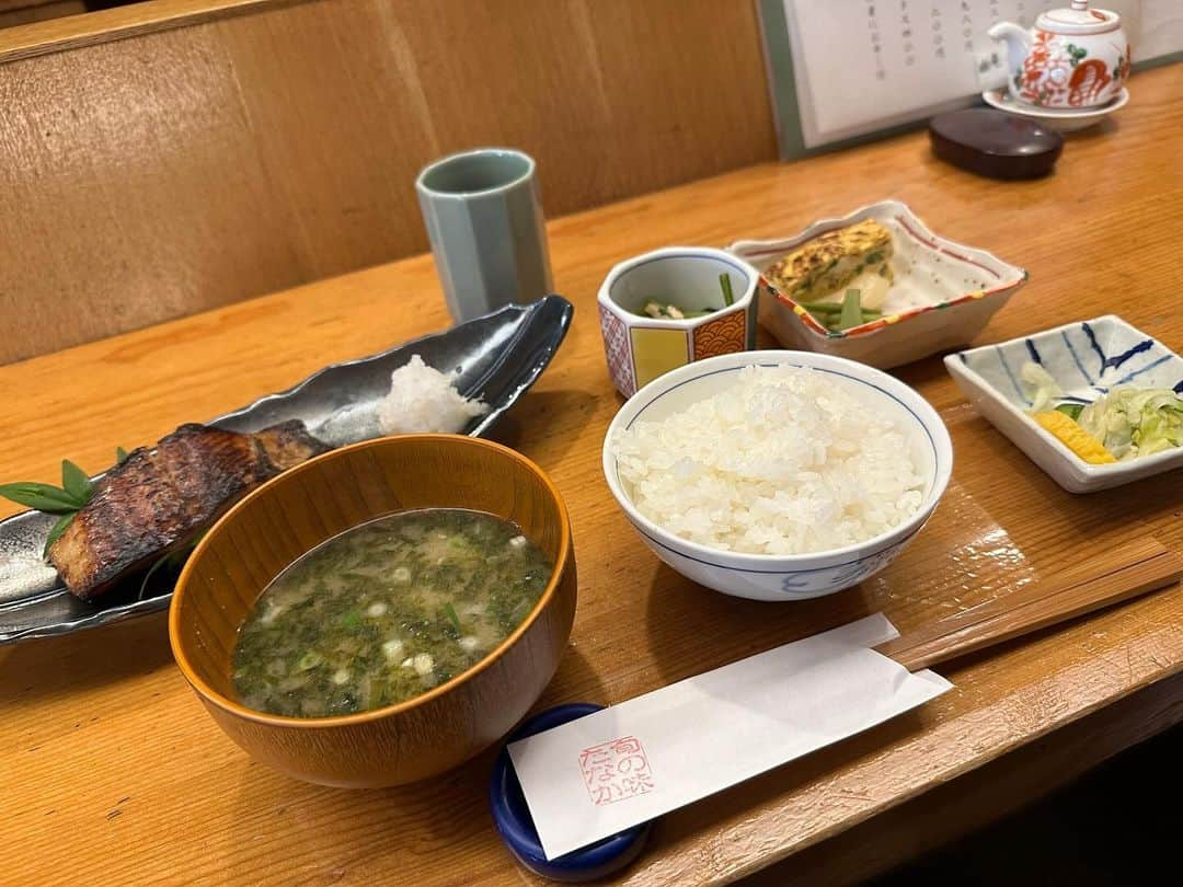 新田朝子のインスタグラム：「伊東の思いで、そのに🌊🐟 美味しすぎて涙出そうになった、定食ランチ。  しかも、お手頃。導かれるように二日連続お邪魔しました。魚で出汁をとったであろう味噌汁も美味。日本食って食材の味を最大限活かしてシンプルに作られていて、改めてすごいなぁと感じました。  エルサレムからこの写真眺めていると、感極まる..  #伊東 #静岡 #伊東グルメ #焼き魚定食 #時差投稿 #旬の味たなか #ito #shizuoka #japan #japanesefood #seafood」