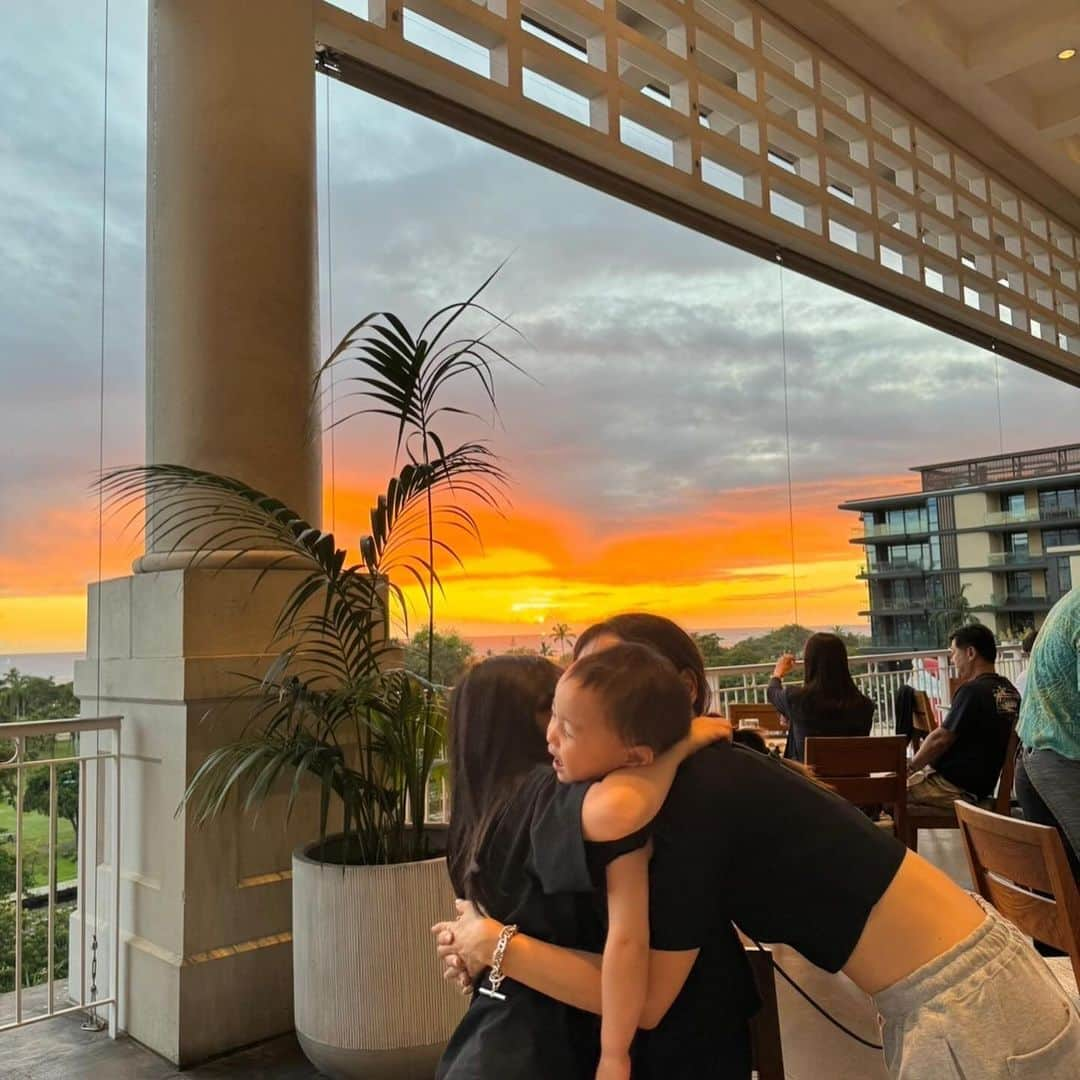 柏木亜季子のインスタグラム：「. mariposaでsunset dinnerしました。 (別にルー大柴みたいにしたいわけではない) 最後の写真のサラダの海藻？野菜？的な緑のやつ 美味しくて私とうた大好きだった。ただ何か分からない。」