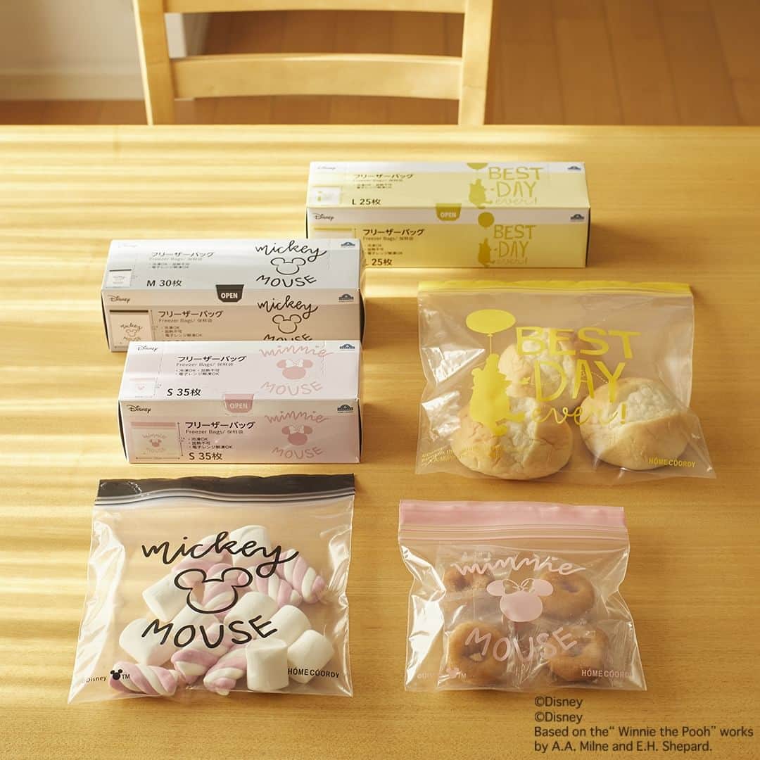 ホームコーディさんのインスタグラム写真 - (ホームコーディInstagram)「【新商品】フリーザーバッグ 欲しい！と思ったら「❤」（ハート）をコメントしてくださいね☺ ・ ディズニー柄のシンプルなフリーザーバッグです。 Sサイズ（幅17×高さ7.4㎝・35枚入り）はMinnie Mサイズ（幅20×高さ23.4㎝・30枚入り）はMickey Lサイズ（幅24×高さ27.4㎝・25枚入り）はPooh の柄です。 ・ シンプルなデザインで食品保存以外にも使いたくなりますよ。 ・ ▶商品の紹介は写真内のタグをタップするか、プロフィール @home_coordyのリンクから。 ・ ・ ・ #ホームコーディ #homecoordy #イオンホームコーディ #イオン #instahome #シンプルライフ #シンプルな生活 #シンプルな暮らし #シンプルに暮らす #シンプルインテリア #フリーザーバッグ #ジッパーバッグ #冷凍保存 #フリージング #冷凍庫整理 #整理整頓 #ストックバッグ #保存袋 #ディズニー」11月25日 18時02分 - home_coordy