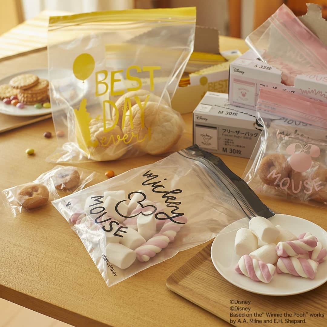 ホームコーディさんのインスタグラム写真 - (ホームコーディInstagram)「【新商品】フリーザーバッグ 欲しい！と思ったら「❤」（ハート）をコメントしてくださいね☺ ・ ディズニー柄のシンプルなフリーザーバッグです。 Sサイズ（幅17×高さ7.4㎝・35枚入り）はMinnie Mサイズ（幅20×高さ23.4㎝・30枚入り）はMickey Lサイズ（幅24×高さ27.4㎝・25枚入り）はPooh の柄です。 ・ シンプルなデザインで食品保存以外にも使いたくなりますよ。 ・ ▶商品の紹介は写真内のタグをタップするか、プロフィール @home_coordyのリンクから。 ・ ・ ・ #ホームコーディ #homecoordy #イオンホームコーディ #イオン #instahome #シンプルライフ #シンプルな生活 #シンプルな暮らし #シンプルに暮らす #シンプルインテリア #フリーザーバッグ #ジッパーバッグ #冷凍保存 #フリージング #冷凍庫整理 #整理整頓 #ストックバッグ #保存袋 #ディズニー」11月25日 18時02分 - home_coordy