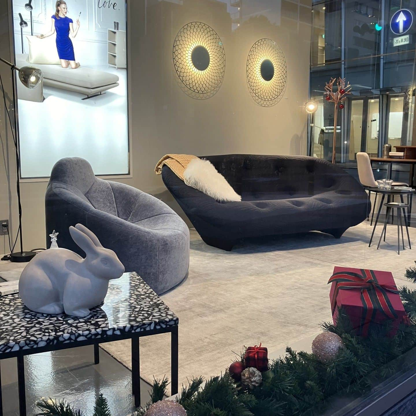 ligne roset shopさんのインスタグラム写真 - (ligne roset shopInstagram)「本日は、店舗のコーディネートのご紹介でございます。 そろそろ冬の厳しい寒さが近づいております。寒さに負けない様に、今年は早めのクリスマスディスプレイで、展示しております♪ ストールやクッションで彩りをプラスすると、お部屋も暖かい雰囲気になります。  店舗内も暖かくしておりますので、ぜひお立ち寄りくださいませ！  【ソファ】 ・ROSETPloum　ロゼプルム　2P　 W2020*D1160*H827*SH387 ・ROSETPumpkin　ロゼパンプキン　1PHB W1040*D840*H790*SH350  【Fabric】 ROSETPloum：R-936 ROSETPumpkin：廃番生地  #ligneroset #myligneroset #リーンロゼのある暮らし #ソファ #パーソナルソファ #模様替え #ストール #christmas #christmasinterior」11月25日 18時03分 - ligneroset_jp_shop