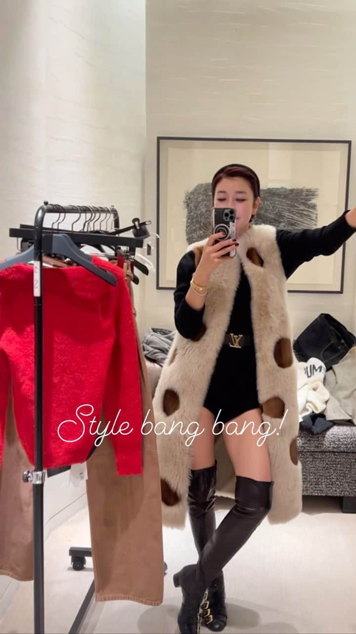 ピョン･ジョンスのインスタグラム：「이런 느낌은 또 첨이네 ! 잠옷바람에 나온 울 대표님도  정장룩에도 캐주얼에도 이럴 일이야 ! 베스트의 장점은 #등따시고 #손편하고 🤪 이쁘기까지하면 어째!!!  이런 디자인은 못보셨죠? 세상에 많은 디자인들이 있지만  또 이렇게 역사를 씁니다  👁️‍🗨️mavina x hoyatoya 24new collection👁️‍🗨️  밖에서 연출도 중요하지만  인도어에서 멋스러움 가장중요! 거추장스러운거 딱 질색이에요   솔직히 마비나 유명한거 알지만  백화점 정가에 나 못사 😫 10%off 해줘두 못사 미안 대표님 🫣 이런기회가 아주 좋지요! 딱 맞춰 입을수있을때 슝💨💨💨 본사에서 패킹하니 슬쩍 월욜배송갈때 가보려구요  내가 체크해줄께  딱 내일까지 주말에만 오픈이니 아숩네그려!🥹 프로필링크통해 팝업창가용 !!」