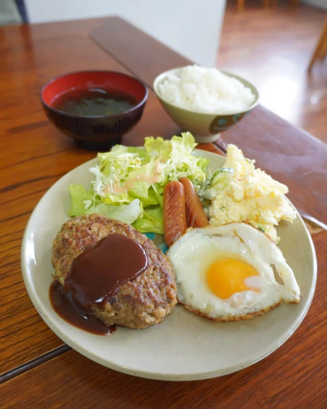 芳美リンさんのインスタグラム写真 - (芳美リンInstagram)「🗾沖縄/伊江島　Ie Island/Okinawa 伊江島グルメ🍴  1〜2枚目 #エースバーガー  昭和レトロな雰囲気がたまらない♡ 昔ながらの洋食屋さん。 伊江牛のハンバーグがメインのエースランチ、 大満足のボリュームとお味♡  3〜6枚目 #古民家味処結  古民家の雰囲気が素敵✨ 名物を食べたい気持ちと、好物を食べたい気持ちの戦いの結果、後者が勝ち、イカ墨焼きそばをオーダー。 ガッカリしたお味がたまりません♡ 夫はちゃんと名物のゆし豆腐定食を頼んでいました👏  7〜10枚目 #すずらん食堂  フェリーで本島に戻る前に駆け寄った食堂。  ここでも欲望の赴くままハンバーグをオーダーしてしまった。（笑） 最後なんだから名物の味噌汁定食（伊江島の味噌汁は具だくさんらしいです👀）にすれば良かったかな。それだけ心残り。（笑）  #伊江村#伊江島#伊江島グルメ #Jetstarで沖縄 #マタ旅#子連れ旅#トラベラルトドラー #japantrip #okianwatrip #沖縄旅行」11月25日 18時05分 - lynn.lynn5