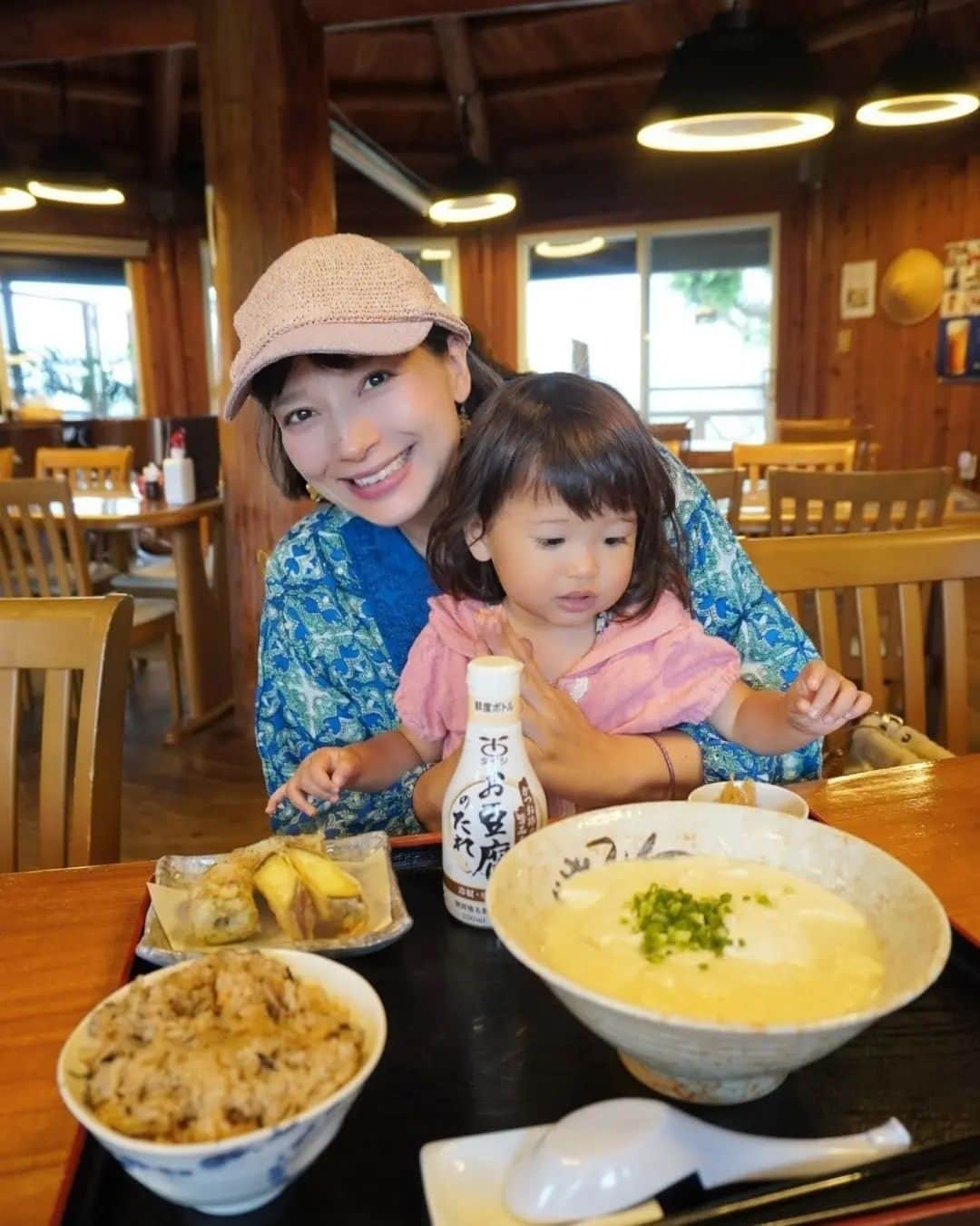 芳美リンさんのインスタグラム写真 - (芳美リンInstagram)「🗾沖縄/伊江島　Ie Island/Okinawa 伊江島グルメ🍴  1〜2枚目 #エースバーガー  昭和レトロな雰囲気がたまらない♡ 昔ながらの洋食屋さん。 伊江牛のハンバーグがメインのエースランチ、 大満足のボリュームとお味♡  3〜6枚目 #古民家味処結  古民家の雰囲気が素敵✨ 名物を食べたい気持ちと、好物を食べたい気持ちの戦いの結果、後者が勝ち、イカ墨焼きそばをオーダー。 ガッカリしたお味がたまりません♡ 夫はちゃんと名物のゆし豆腐定食を頼んでいました👏  7〜10枚目 #すずらん食堂  フェリーで本島に戻る前に駆け寄った食堂。  ここでも欲望の赴くままハンバーグをオーダーしてしまった。（笑） 最後なんだから名物の味噌汁定食（伊江島の味噌汁は具だくさんらしいです👀）にすれば良かったかな。それだけ心残り。（笑）  #伊江村#伊江島#伊江島グルメ #Jetstarで沖縄 #マタ旅#子連れ旅#トラベラルトドラー #japantrip #okianwatrip #沖縄旅行」11月25日 18時05分 - lynn.lynn5