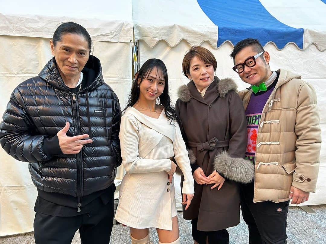 SAMのインスタグラム：「WAON presents OSAKAキッズダンス・スマイルフェスティバル2023 ジャッジしてきました。  コロナでしばらくオンラインでのビデオコンテストだったけど、久しぶりに対面で屋外での開催が出来て本当によかった。  年中さんから中学3年までのダンサーたちが参加だったが、大阪は相変わらずレベルが高く、ダンスの進化がはっきりと見えた。  参加してくれたキッズ、一般のダンサーのみんなお疲れ様！ 素晴らしいダンスをありがとう！  しかし屋外は本当に寒く、昨日までの韓国の5倍は寒かった、、韓国であまり寒さを感じなかったので、サムからアツに変えようと思っていたが、やはり寒がりだったのでまだサムのままでいよう。  関係者の方々、森田さんチームの方々、ジャッジの大阪の女帝エミちゃん、チアの石原さん、司会の下埜さん、お疲れ様でした！」