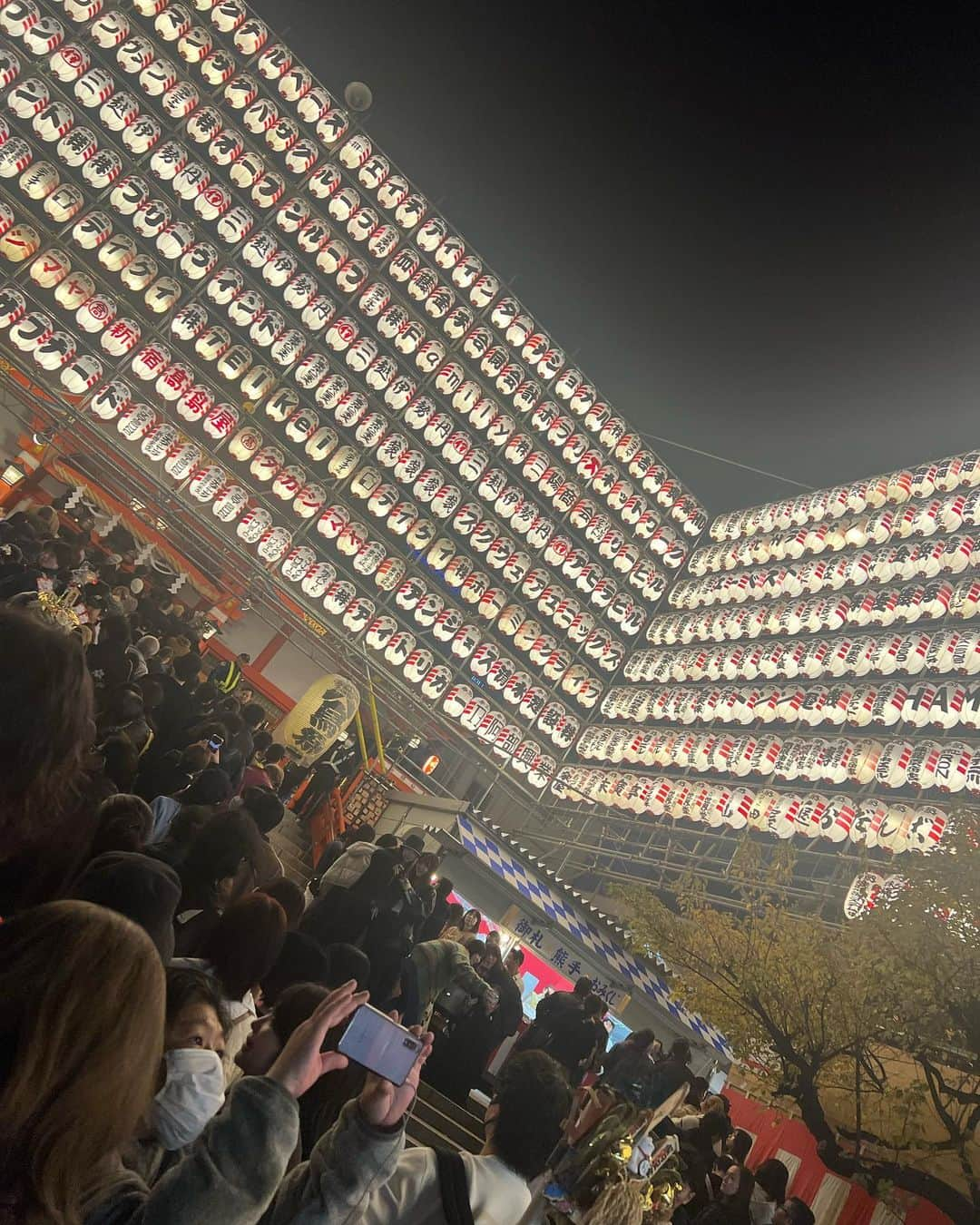 たけるさんのインスタグラム写真 - (たけるInstagram)「【最近の参拝歴】 花園神社　東京　新宿  農業の神様、勝負出世の神様、食べ物の神様を祀る花園神社 とにかく真っ赤っか鳥居と社殿 マリオに出てくるヘイホーぐらい赤い ヘイホーレッド 吉本興業様が近くにある 花園神社と書いて吉本興業と読むのかもしれない 信じるか信じないかはあなた次第です 本当にあなた次第です 最後の方は酉の市 11月に熊手を買いに行く日にちが一の酉、二の酉、場合によっては三の酉がある 提灯の数エグ もののけ姫のこだまぐらい光り輝いている みんなもおすすめ 熊手購入薬局前撮影 ティックトックで流行らそ⭐︎ 鳥居カッケェ  #東京ホテイソン #たける #神社 #神社巡り #グレープカンパニー #備中神楽 #花園神社 #新宿 #酉の市 #二の酉 #漫才 #パワースポット」11月25日 18時05分 - takayanken