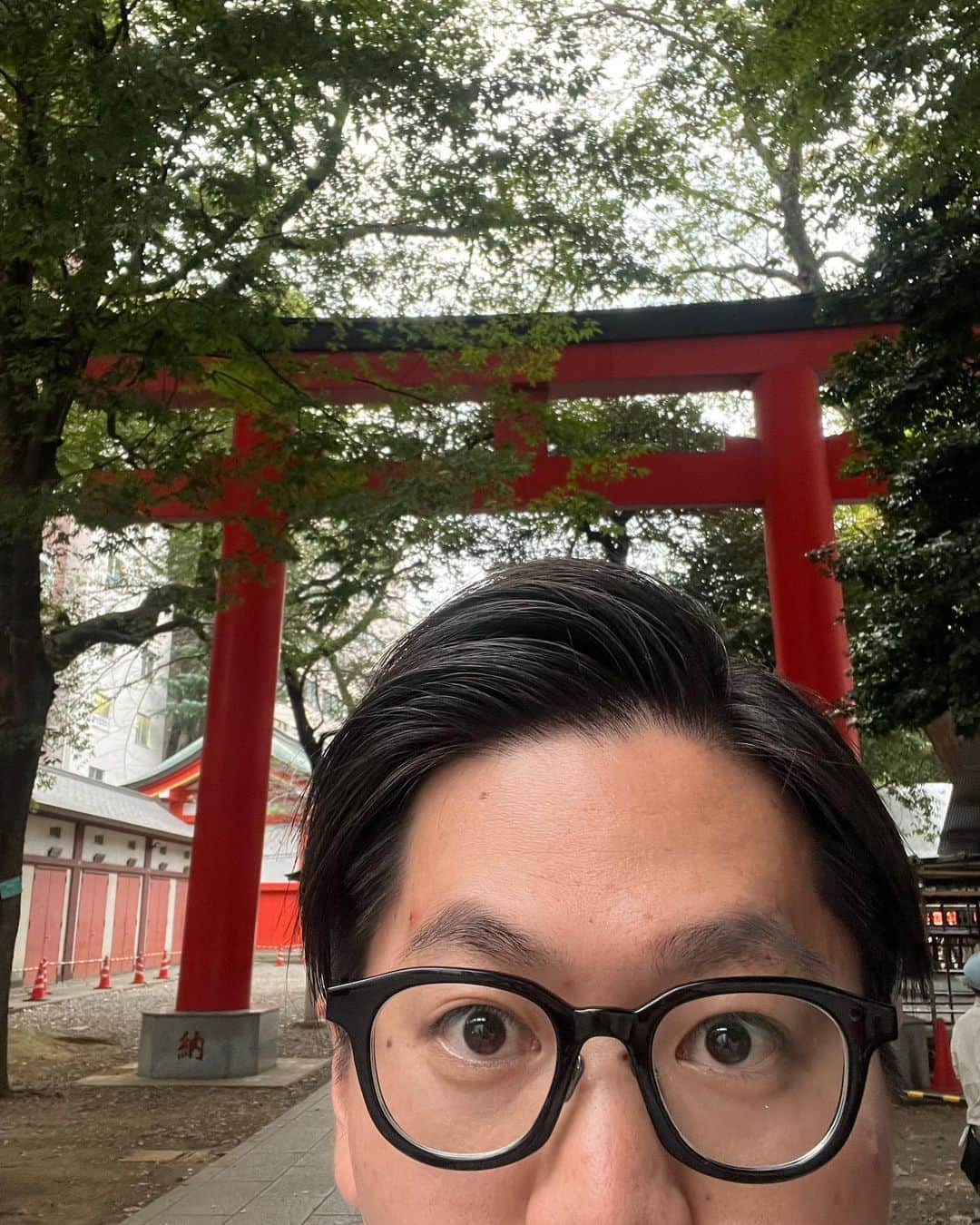 たけるのインスタグラム：「【最近の参拝歴】 花園神社　東京　新宿  農業の神様、勝負出世の神様、食べ物の神様を祀る花園神社 とにかく真っ赤っか鳥居と社殿 マリオに出てくるヘイホーぐらい赤い ヘイホーレッド 吉本興業様が近くにある 花園神社と書いて吉本興業と読むのかもしれない 信じるか信じないかはあなた次第です 本当にあなた次第です 最後の方は酉の市 11月に熊手を買いに行く日にちが一の酉、二の酉、場合によっては三の酉がある 提灯の数エグ もののけ姫のこだまぐらい光り輝いている みんなもおすすめ 熊手購入薬局前撮影 ティックトックで流行らそ⭐︎ 鳥居カッケェ  #東京ホテイソン #たける #神社 #神社巡り #グレープカンパニー #備中神楽 #花園神社 #新宿 #酉の市 #二の酉 #漫才 #パワースポット」