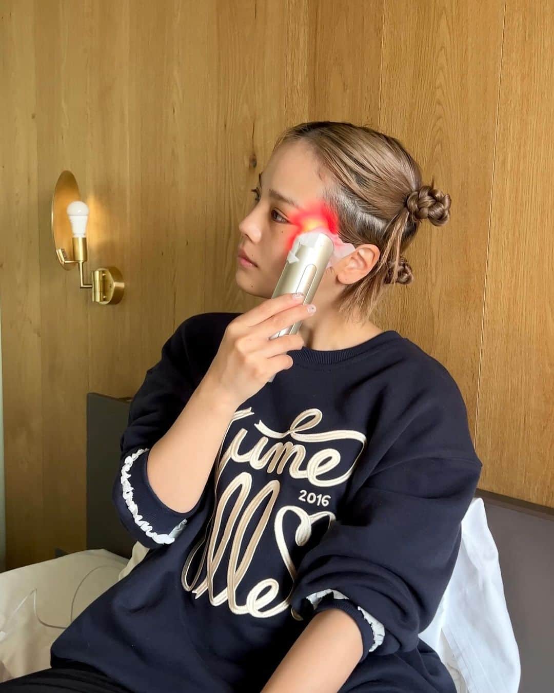 安中芙美のインスタグラム：「おすすめ商品レビュー🎧✨ ☑︎ヤーマン　フォトプラス シャイニー ネオ 軽くて持ち運びもしやすい美顔器をGETしてから 最近は出張にも持っていてます✈️  イベントとかでみんなに会う時は 肌状態を良くしたいから 朝のメイク前にWEEKLYケアのCLEANモードでしっかり化粧水を角層まで浸透させてメイク崩れ対策をしたり、EMSで表情筋のケア効果を期待してる💡  モードもシンプルで分かりやすいのと ややこしい設定もないし 普段使ってる化粧水をコットンに染み込ませて当ててるからコスパも良き◎  ちなみにお仕事で顔の筋肉が固くなっている夜とかは WEEKLYケアのCLEANモードで洗顔とかで落としきれてない汚れを落としながら マッサージ感覚で使ったりもしてます♡♡ これ1台でいろんな効果もあったりで、出来ること多すぎるオススメ品でした！！  #PR #ヤーマン #フォトプラスシャイニーネオ #美顔器 #リフトケア #おうち美容」