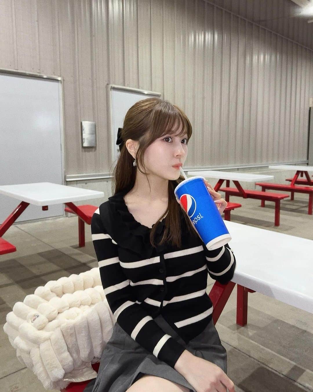 黒田莉来さんのインスタグラム写真 - (黒田莉来Instagram)「最近SHEINであたりだったアイテムたち🐾 @shein_japan   2023 SHEIN Black Friday sale中なので いつもよりさらにお得です🎅🏻  12月末まで使えるクーポンもあるので 是非使ってくださいね♡♡ ■クーポンコード：BFJP621  全アイテム、商品IDも書いておきます✔︎✔︎✨  1〜3枚目：リボンセーター ■商品ID：24573278 ■Size： S, ■Color：Camel   4〜5枚目：ストライプカーディガン ■商品ID：23021425 ■Size： S ■Color： Black   6枚目：ショートパンツ ■商品ID：24659551 ■Size： S, ■Color：Beige   骨格：上半身ストレート、下半身ウェーブ 身長：152cm  試すたび、好きが見つかる。届くたび、好きが増えてく♡  #SHEIN #SHEINforAll #SHEINblackfriday #SHEINGoodFinds #loveshein #saveinstyle#PR#DazyHyunA」11月25日 18時06分 - kuroda_tomatochan