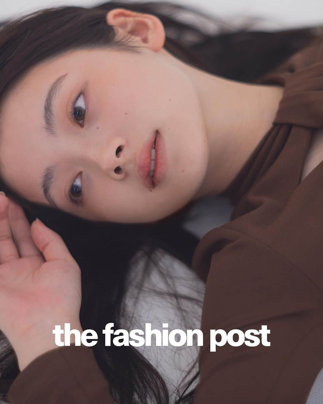 The Fashion Postのインスタグラム：「Armani beauty with Kotona Minami 『冬の肌を彩るカラーメイク。南琴奈がまとう、心躍る色 vol.3』  つんとした冷たい空気を感じるようになった今日この頃。外に出るのも億劫になるほどの寒さはもうすぐそこに。そこで新しい季節の到来に先駆け、冬の気分を高めるメイクアップをご提案。冷気に映えるようなカラーアイテムから、ホリデーに向けて続々とローンチ中の限定コレクションまで。新作コスメの中からTFP的に気になる３ブランドをピックアップ。街が華やかになるクリスマスシーズンに備え、ときめきをもたらすご褒美コスメを手に入れてみてはいかが？(最終回／全3回)  model: Kotona Minami photography: Yuki Kumagai styling: Sumire Hayakawa hair: Tenju makeup: Tsubasa Kase edit & text: Yuko Igarashi  #tfp #thefashionpost #armanibeauty #アルマーニビューティ #南琴奈 #kotonaminami」