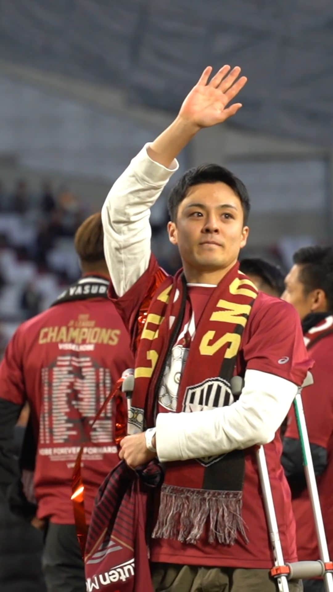 Ｊリーグのインスタグラム：「#未月とトモニ  神戸の初優勝に貢献。選手、ファン・サポーターと喜びを分かち合います。  #ヴィッセル神戸 #齊藤未月  #J30 #Jリーグ #jleague #サッカー #soccer #football 明治安田生命Ｊリーグ全試合はDAZN独占配信🎥」