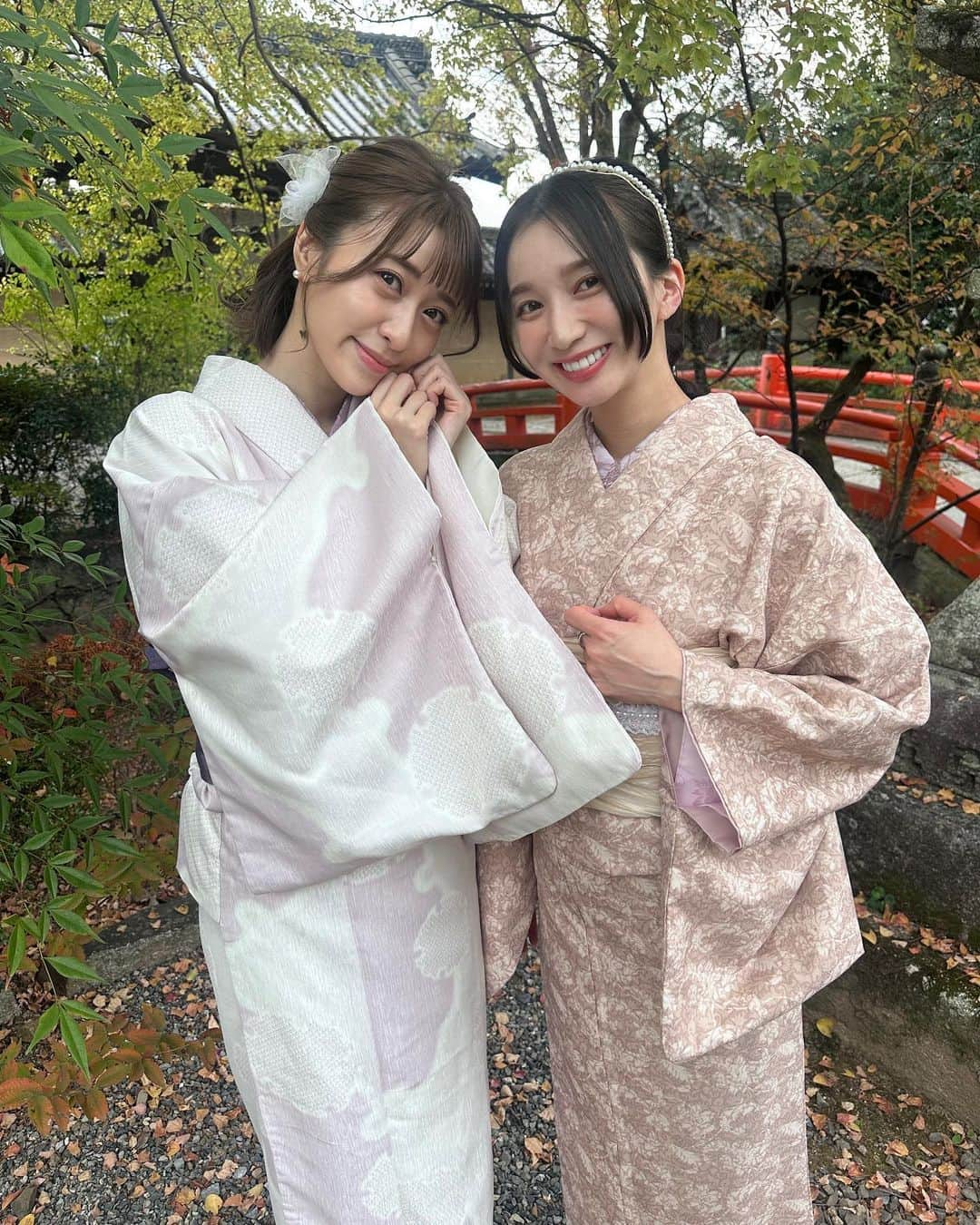 芹那のインスタグラム：「せりぴろ🌸🌼  ずっとぴろちゃんとキャッキャしてた尊い時間🥰一緒にいると常に面白いエピソード更新される😆😆😆  日本酒の３種飲み比べで ぴろちゃんにどれが好きだったか聞かれたのに 違いがわからなかったの後悔😮‍💨 🍶ぴろちゃんが頷く程語れるくらいになろうっと🤭  #着物 #着物ヘア #着物コーディネート #着物コーデ #着物デート #着物で京都 #京都 #日本#kyoto #japan #kyotojapan #京都旅行 #京都観光 #紅葉スポット #紅葉 #紅葉デート #京都紅葉」