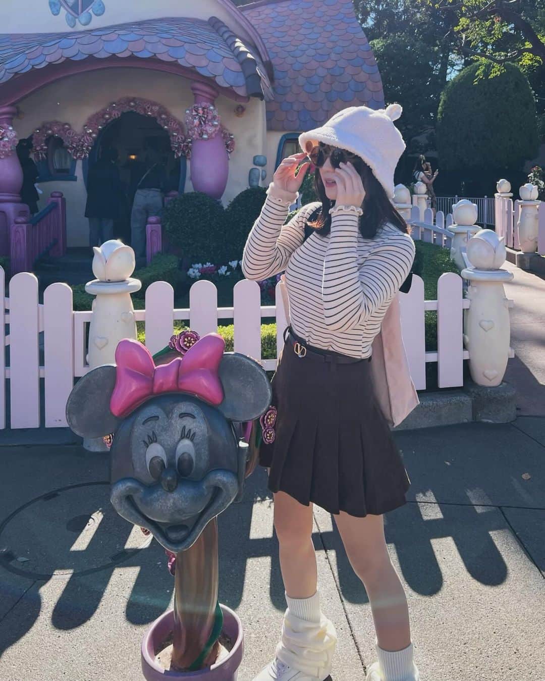 伊藤愛真のインスタグラム：「ディズニーでいい気分になりすぎてブラックフライデーの買い物でダウンとパーカー買っちゃった(言い訳」