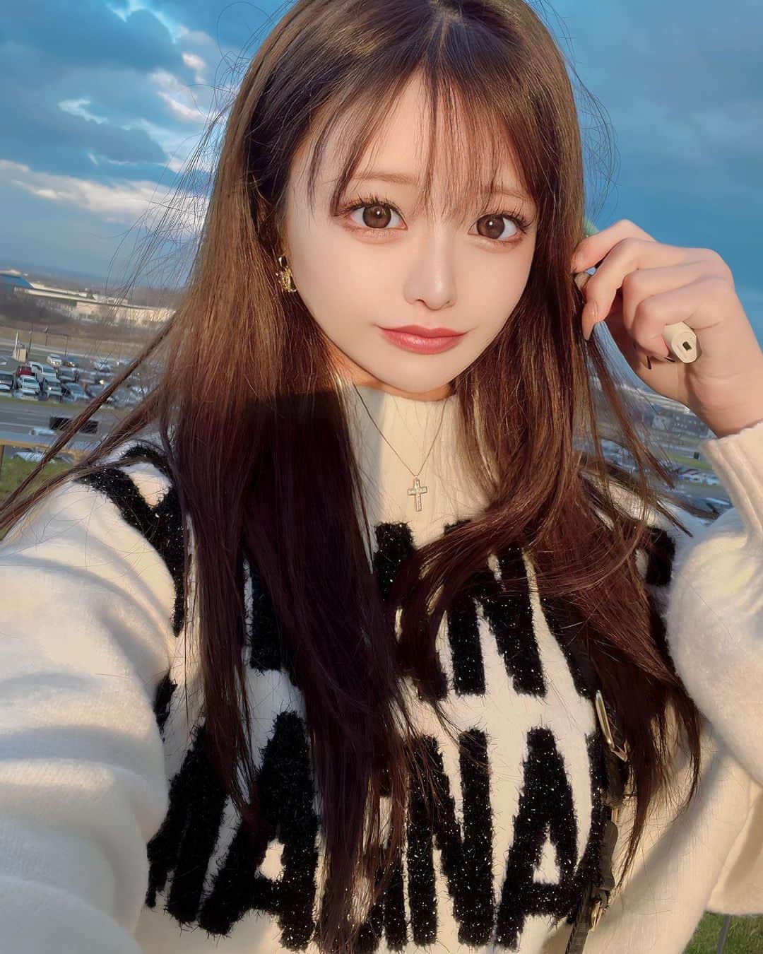 愛月颯花のインスタグラム：「エスコンの喫煙所です🐣  吉田輝星がオリックス行きに なってしまいました。 グッズ買ったのに笑笑🤣」
