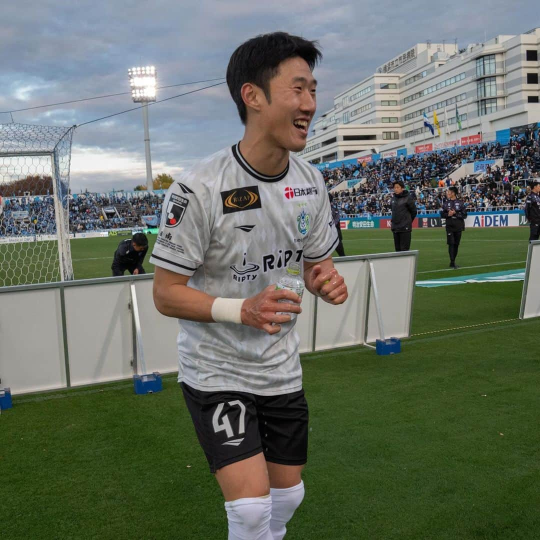 湘南ベルマーレさんのインスタグラム写真 - (湘南ベルマーレInstagram)「選手たちのSUPER NICE 笑顔😊😆😁  ✅next home game J1第34節 🗓12月3日（日）14:00 🆚#FC東京 🏟レモンS  #湘南 #ベルマーレ #湘南ベルマーレ #bellmare  #たのしめてるか #BELIEVE #roadtothefuture」11月25日 18時14分 - shonan_bellmare