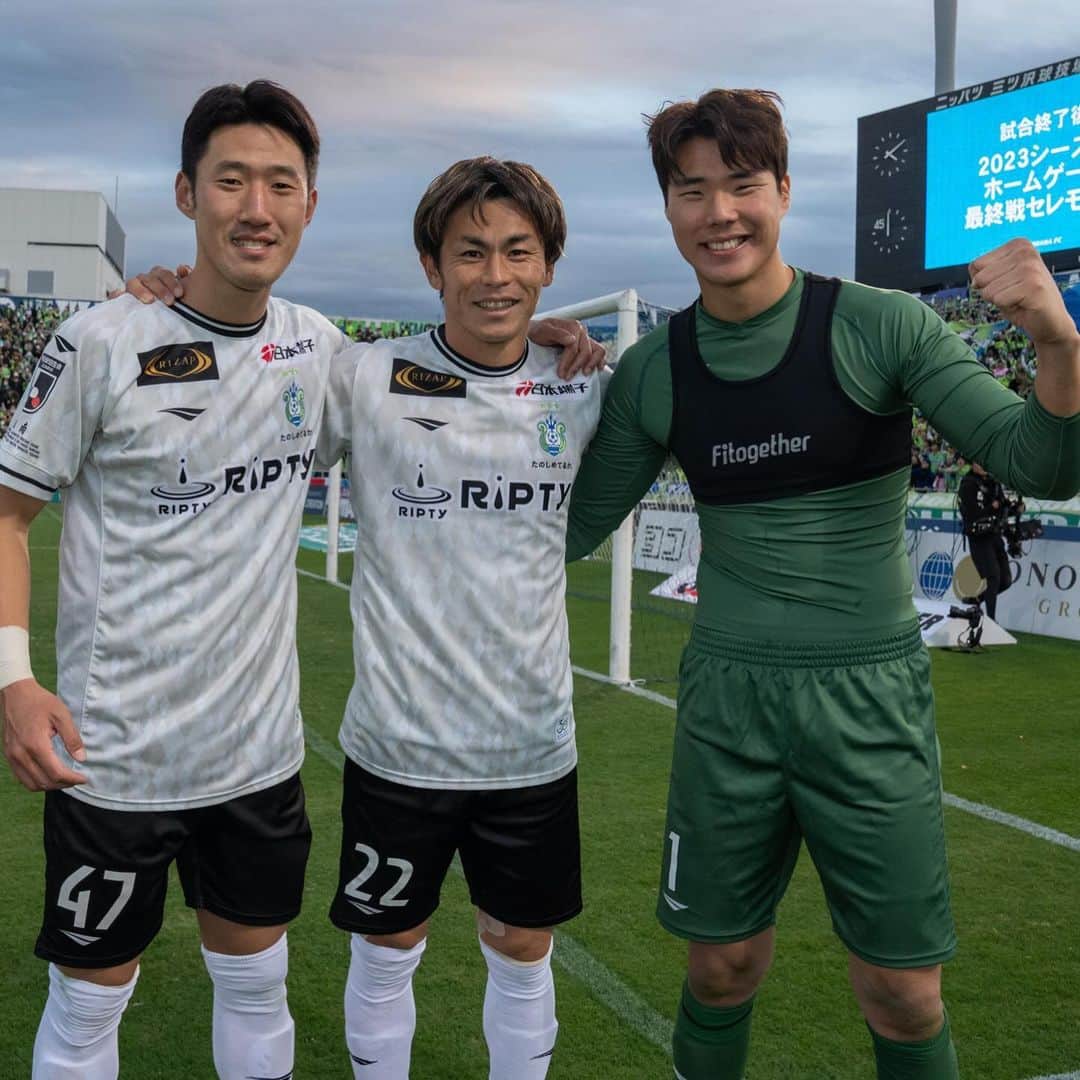 のインスタグラム：「選手たちのSUPER NICE 笑顔😊😆😁  ✅next home game J1第34節 🗓12月3日（日）14:00 🆚#FC東京 🏟レモンS  #湘南 #ベルマーレ #湘南ベルマーレ #bellmare  #たのしめてるか #BELIEVE #roadtothefuture」