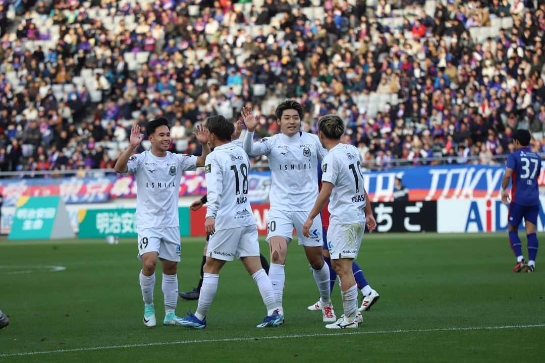 コンサドーレ札幌さんのインスタグラム写真 - (コンサドーレ札幌Instagram)「【2023明治安田生命J1リーグ第33節】  FC東京1-3札幌  アウェイ最終戦を見事勝利で飾りました✨  本日も現地、DAZN、各々の場所からチームへの応援ありがとうございました。  また本試合で #菅野孝憲 選手がJ通算600試合出場を達成🔥  #大森真吾 選手がプロ初ゴール⚽️  #consadole  #コンサドーレ #スパチョーク #青木亮太 #岡村大八 #小柏剛 #浅野雄也 #荒野拓馬 #西野奨太 #田中駿汰 #宮澤裕樹 #中村洞耶  #サポーター #Jリーグ」11月25日 18時14分 - hokkaido_consadole_sapporo