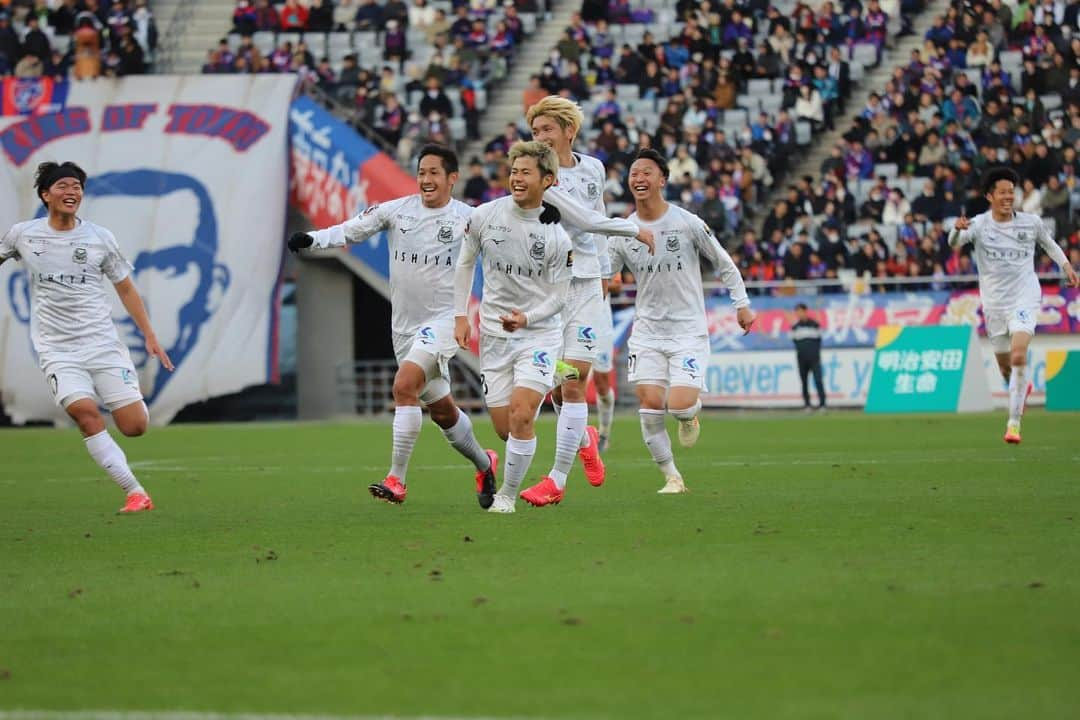 コンサドーレ札幌のインスタグラム：「【2023明治安田生命J1リーグ第33節】  FC東京1-3札幌  アウェイ最終戦を見事勝利で飾りました✨  本日も現地、DAZN、各々の場所からチームへの応援ありがとうございました。  また本試合で #菅野孝憲 選手がJ通算600試合出場を達成🔥  #大森真吾 選手がプロ初ゴール⚽️  #consadole  #コンサドーレ #スパチョーク #青木亮太 #岡村大八 #小柏剛 #浅野雄也 #荒野拓馬 #西野奨太 #田中駿汰 #宮澤裕樹 #中村洞耶  #サポーター #Jリーグ」