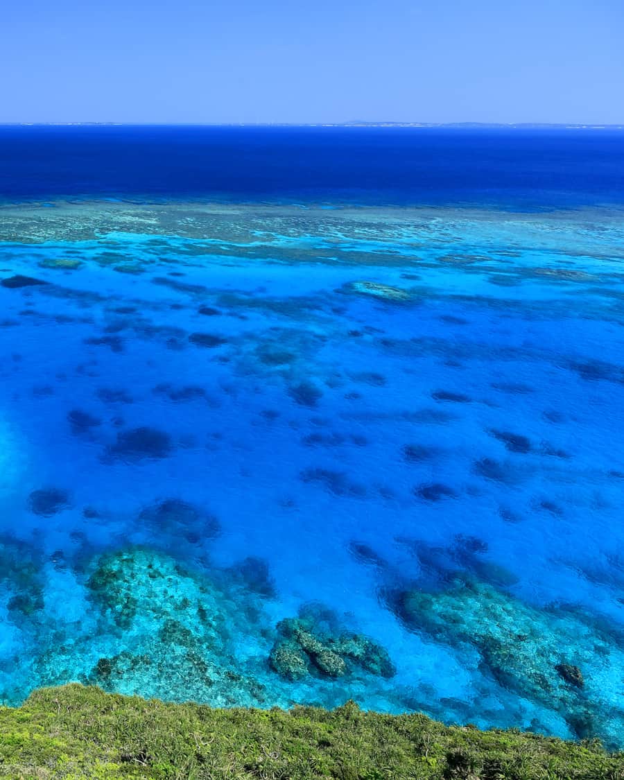 はるさーさんのインスタグラム写真 - (はるさーInstagram)「2017年の春先のイグアナ岩です。 海のブルーはこの頃が1番えぐいと思います。 座礁船もまだひっくり返ったり2つに割れる前の状態で写っています。  宮古島での撮影を受け付けています。 詳細やご質問等はInstagramのDMでお気軽にお問い合わせください。  ◆ガイド＆撮影コース 　宮古島ビギナーにおすすめ 　もちろんリピーターさんも歓迎 　10時30分～15時00分頃 　1名様　15,000円  ◆一緒に撮影コース 　写真撮影が好きな人におすすめ 　10時30分～15時00分頃 　1名様　15,000円  ◆星空撮影コース 　1晩1組様（新月前後は2組様）限定 　1組1時間半程度 　1名様　12,000円  #沖縄 #離島 #伊良部島 #イグアナ岩 #絶景 #宮古島旅行 #宮古島カメラマン #宮古島フォトツアー #宮古島ガイド #宮古島プライベート撮影 #island #bluesea #blueocean #heaven #travelmemories #travelphoto #awsome #swipeleft #okinawatrip  #instagramjapan」11月25日 18時15分 - harusa0222