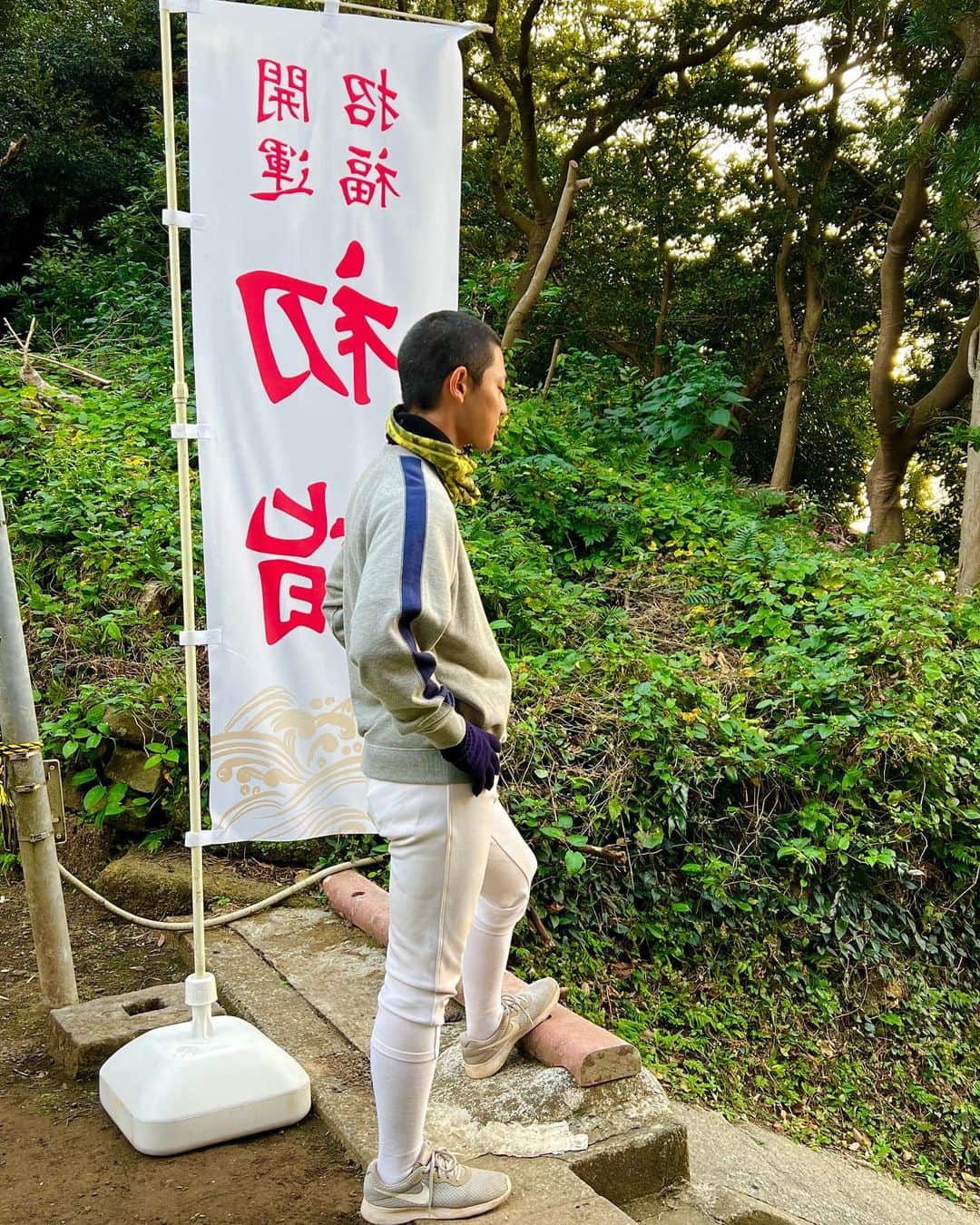 下剋上球児のインスタグラム：「⛩  黄昏壮磨くんの視線の先には…… 素敵な海が🌅 どんなシーンかは第7話で！  #tbs #日曜劇場 #下剋上球児 #明日よる9時第7話放送🌞」
