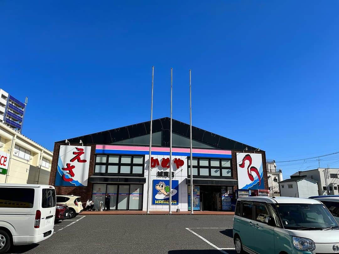 人時のインスタグラム：「鹿児島は海の近くのかめやへ。欲しいものは見つからなかった。」