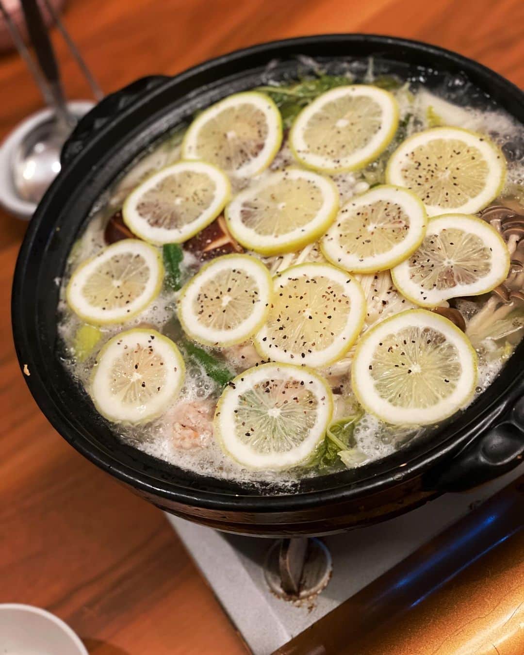 和田正人のインスタグラム：「なんか無性に酸っぱいものが食べたくなり、レモン鍋を作ってみた。  仕事が休みの日って、何故だか料理がしたくなるオイラです。  言わずもがな、メチャクチャ美味くできました。  俺、天才！！w」