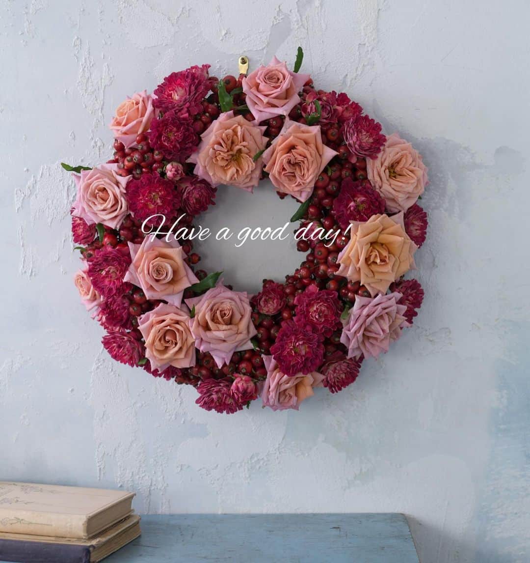 雑誌『花時間』さんのインスタグラム写真 - (雑誌『花時間』Instagram)「今日はとても冷えますね🧊　寒い日こそ、こんな色のお花！  花時間（@hanajikan_magazine）です。  ピンクと赤の組み合わせ。  使ったのはバラの花と実だけ。花が咲いて、やがて実をなす…。バラの晩秋の時間をリースにしました。  お庭のバラが実をつけていたら、買ってきたバラに合わせて飾っても素敵ですね🌹  ワインカラーの小さなバラは、「紅華美」と書いて、べにはなびと読みます。  小さな花ながらも華やかで、個性的な顔立ち。  拡大してみて、あれっと思いましたか？  バラのシーアネモネを親にする品種。咲き方で、血筋をしっかり受け継いでいますね！ スプレータイプなので、使いやすさも抜群ですよ。  では、本日もお疲れさまでした🍵　明日も元気smile😊😊😊で素敵な週末をお過ごしください。 by ピーターパン  リース　@country_harvest_ch  写真　@satomi.ochiai78   【花時間ニュース】 💜『花時間マルシェ』発、花の定期便が大好評🥰　世界でここだけのバラと旬花が届く嬉しいサービスです💕  💜『花時間』の2024年カレンダー、大好評発売中！  💜『花時間2023秋』〈花屋さんへ行こう〉大好評発売中！  💜『花と短歌でめぐる 二十四節気 花のこよみ』大好評発売中  すべて @hanajikan_magazine のプロフィールのリンクから飛べます✈️  『花時間』本誌や書籍は全国の書店、ネット書店でも発売中✨  #花時間  #花のリース #リースのある暮らし  #バラのリース #バラが好き #バラのある暮らし  #フラワーアレンジ #花が好き #花が好きな人と繋がりたい  #花を飾る  #花を飾る生活 #花屋さんへ行こう」11月25日 18時21分 - hanajikan_magazine
