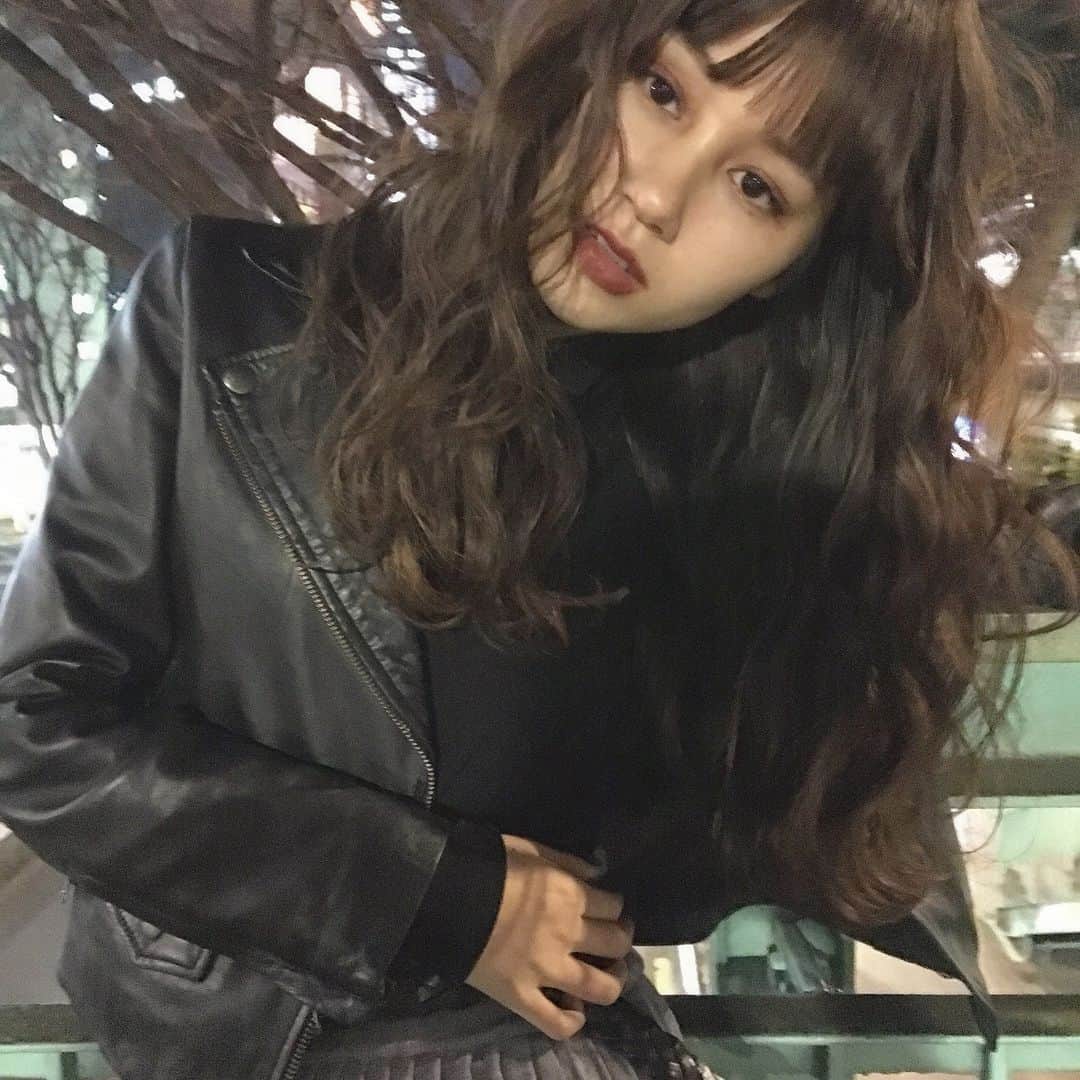 兼井遼のインスタグラム：「柔らかいヘアがすき＊  柔らかくほつれるヘア😌  ツヤのある 暗くても透明のある カラーならお任せください☺️  11月12月のご予約も まだまだお取りできます🙇🏻  ご質問などは コメントにてお問い合わせください！😌  #ケアカラー  #ヘアアレンジ  #ケアダブルカラー  #巻き方  #髪質改善カラー  #イルミナカラー  #ミルクティーベージュ #グレージュ  #ケアブリーチ  #ハイライトカラー  #ハイトーンカラー  #ブリーチ  #ダブルカラー   #インナーカラー  #オリーブアッシュ  #グラデーションカラー  #グレージュカラー  #ツヤトーン  #パーマ  #艶髪  #外国人風  #髪質改善トリートメント  #くびれヘア  #シースルーバング  #髪質改善  #ラベンダーグレージュ  #オリーブグレージュ  #トリートメント  #ヘアアクセサリー　#インナーハイライト」