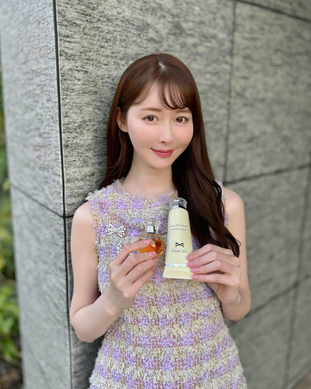 ayakoのインスタグラム：「🌟✨💛JILL STUART💛✨🌟  ジルスチュアートから現在発売中のオード パルファン💕🌼 なんと同じ香りのハンド&ボディ クリームが12/1に限定発売します☺️  ⭐️ジルスチュアート ヴァニラ ラスト オード パルファン ⭐️ジルスチュアート ヴァニラ ラスト ハンド&ボディ クリーム  オード パルファンは、甘い誘惑へと引きこまれるヴァニラの香り🍨 トップノートは甘いキャラメルやココナッツのような香りで、ミドルは大人なフルーティフローラルな香り、エンドノートはピュアオリエンタルな温かみのあるサンダルウッドとムスクの香り🥥🌼🌳 とっても癒される女性らしい香りです☺️✨ まんまるフォルムにキャップのキラキラがかわいい、大好きなJILL STUARTデザインなので女子会の時に使いたいです🌼⭐️  ハンド&ボディ クリームは、甘い官能的な香り🍨😚 するするのびて、なめらかなテクスチャーなので全身に心地よく使えました✨ お肌への浸透感に優れているオイルを高配合しているのでたっぷりうるおって、ふんわりとしたお肌にしてくれます☺️これからの季節乾燥するので毎日持ち歩いてこまめに保湿していい香りに癒されたいです✨ ❄️  #PR #jillstuart #ジルスチュアート #ヴァニララスト #香水 #バニラ #香水マニア #香水オタク #ベストコスメ#お気に入りコスメ #コスメオタク」