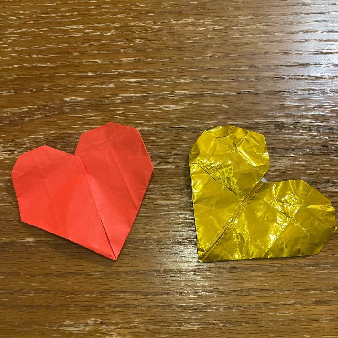 関口愛美のインスタグラム：「サウジアラビアでパフォーマンスしたあと、ちっちゃい子達が折り紙くれた。 どんな気持ちでくれたのかなと思うと、臓器の奥底からきゅんとする喜びを感じられる。 嬉しいね。」