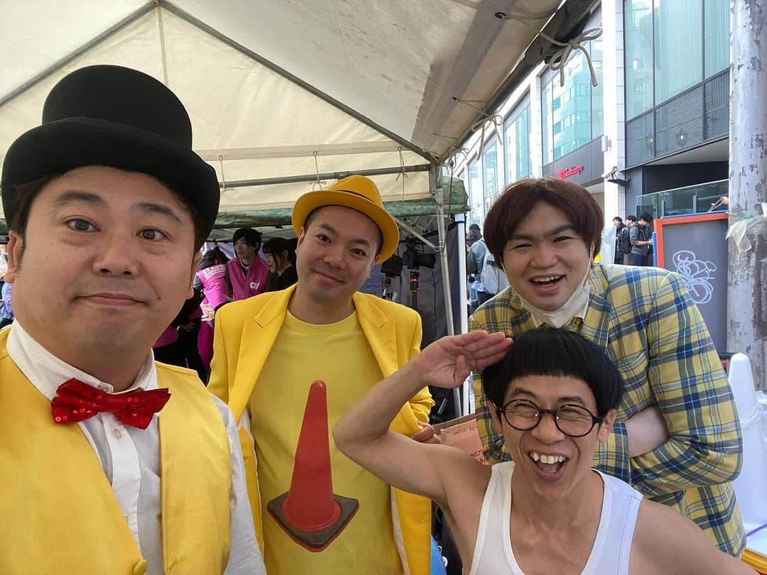 前田志良さんのインスタグラム写真 - (前田志良Instagram)「今日は、道頓堀リバーフェスティバルで大道芸をバタハリとさせてもらいました✨ 寒い中、たくさん見に来てくれていて、寒さも忘れるほどでした😄  明日も14時30分頃〜してますので見かけたら声をかけてください🫡  #道頓堀リバーフェスティバル　#よしもと　#大道芸　#144cmの先輩  #なんば広場」11月25日 18時35分 - bikoon.shiro