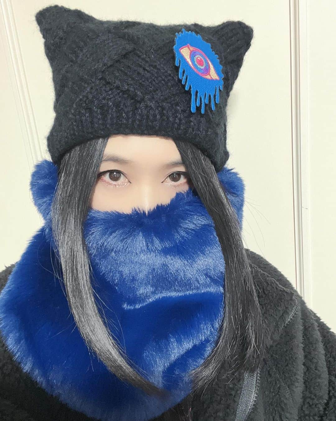 黒猫のインスタグラム：「さ、寒いでござるな…🥷  少しご無沙汰してしまいましたが、みんな元気に色々と頑張ってますよ😉 私はとっても寒がりなのでこの季節はニット帽やマフラー類が手放せず、もう既に重装備…❄️🤘（目しか出てないので「黒魔道士」と言われます） そして、寒くなると鍋料理が恋しいですよね🍲🩷 美味しいポン酢で食べたいな〜😃（ポン酢だいすき） 皆さんがお好きな鍋料理は何ですか？ お住まいの地域によって色々種類がありそうなので、ぜひおすすめを教えてください😋 あっ、スコーンのレシピ等もまたあらためてご紹介しますね🙏 ではでは、皆さんもどうかあたたかくしてお過ごしください🍀  ⭐️帽子に付けているお気に入りのブローチは#hellbentlab さんのタレ目ちゃんです👀  It's suddenly become so cold!❄️🧣 #陰陽座 #onmyouza #heavymetalband #くろねコーデ」