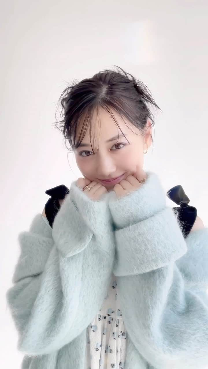 CanCamのインスタグラム：「寒いですね〜。ぬくぬくMIZUKIがかわいすぎ💙💙  美月が表紙のCanCam1月号が好評発売中！ カバーガールインタビューでは、美月が最近買ったものなどのプライベートから、乃木坂46での活動や出演中の「下剋上球児」のエピソードなど色々語ってくれています。  美月の最近仲のいい後輩は誰でしょう？ 答えは1月号で。ぜひチェックしてください👀✨  #山下美月 #乃木坂46 #cancam」