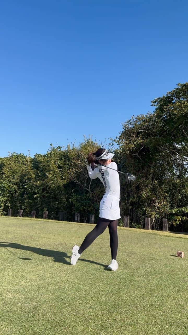 MINAMIのインスタグラム：「@adidasgolf @adidastokyo 新作の白セットアップ🤍 . 楽しい1日だったなぁ😘❤️  #pr #ゴルフ #ゴルフ女子 #ゴルフ男子 #スポーツ女子 # #golf #golfing #golfer #golfwear #ゴルフウェア #ゴルフコーデ #YouTube #골프 #골프여자 #高尔夫  #instagolf #ゴルフ好きな人と繋がりたい」