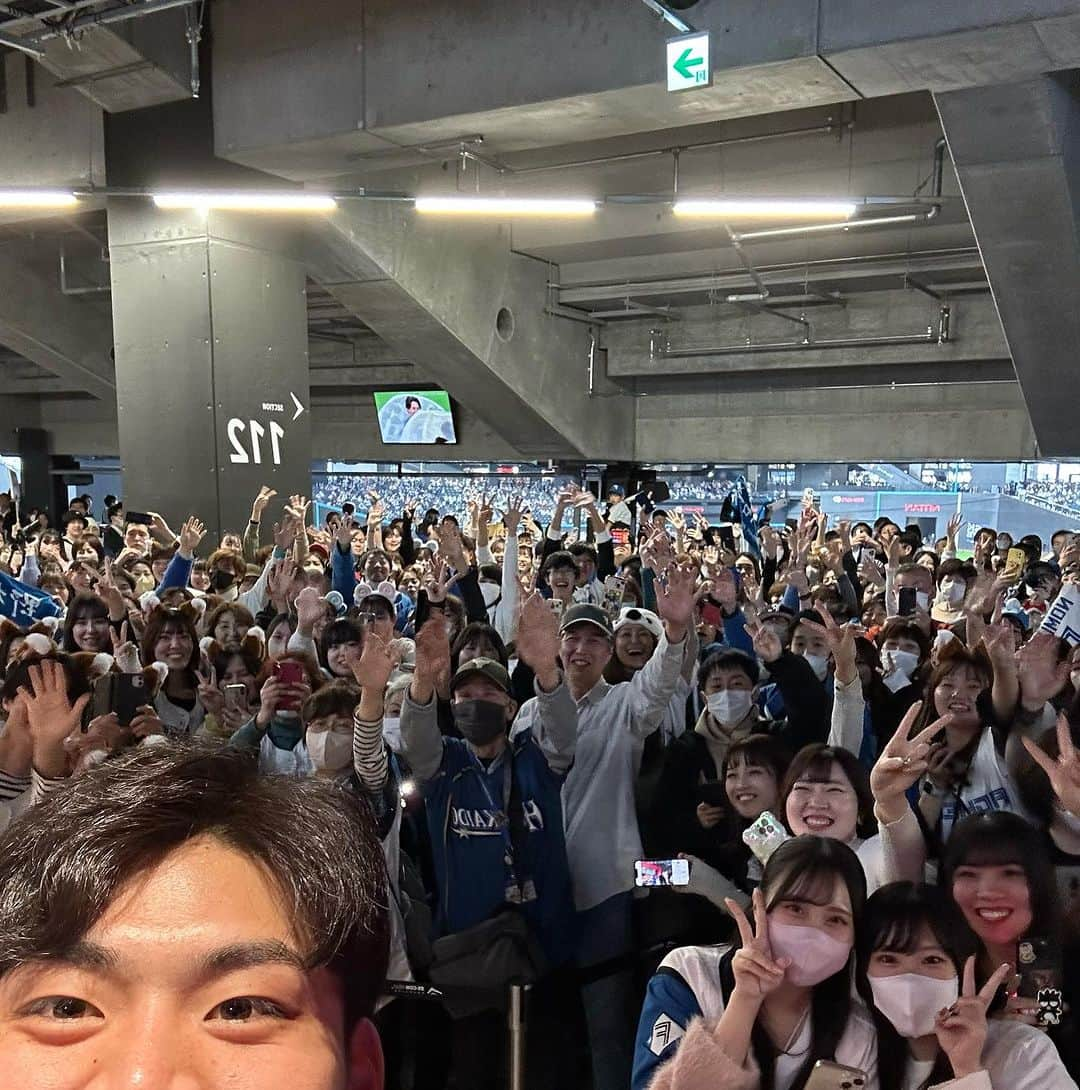 野村佑希さんのインスタグラム写真 - (野村佑希Instagram)「ファンフェスありがとうございました！  1周年ユニかっこいい😎 あとカメラ向けたらみんなピースしてくれた✌️  キヨさんとまんちゅう写真笑わないんだったら先言って笑  #ファンフェス #エスコンフィールド」11月25日 18時31分 - nomura_james_yuki